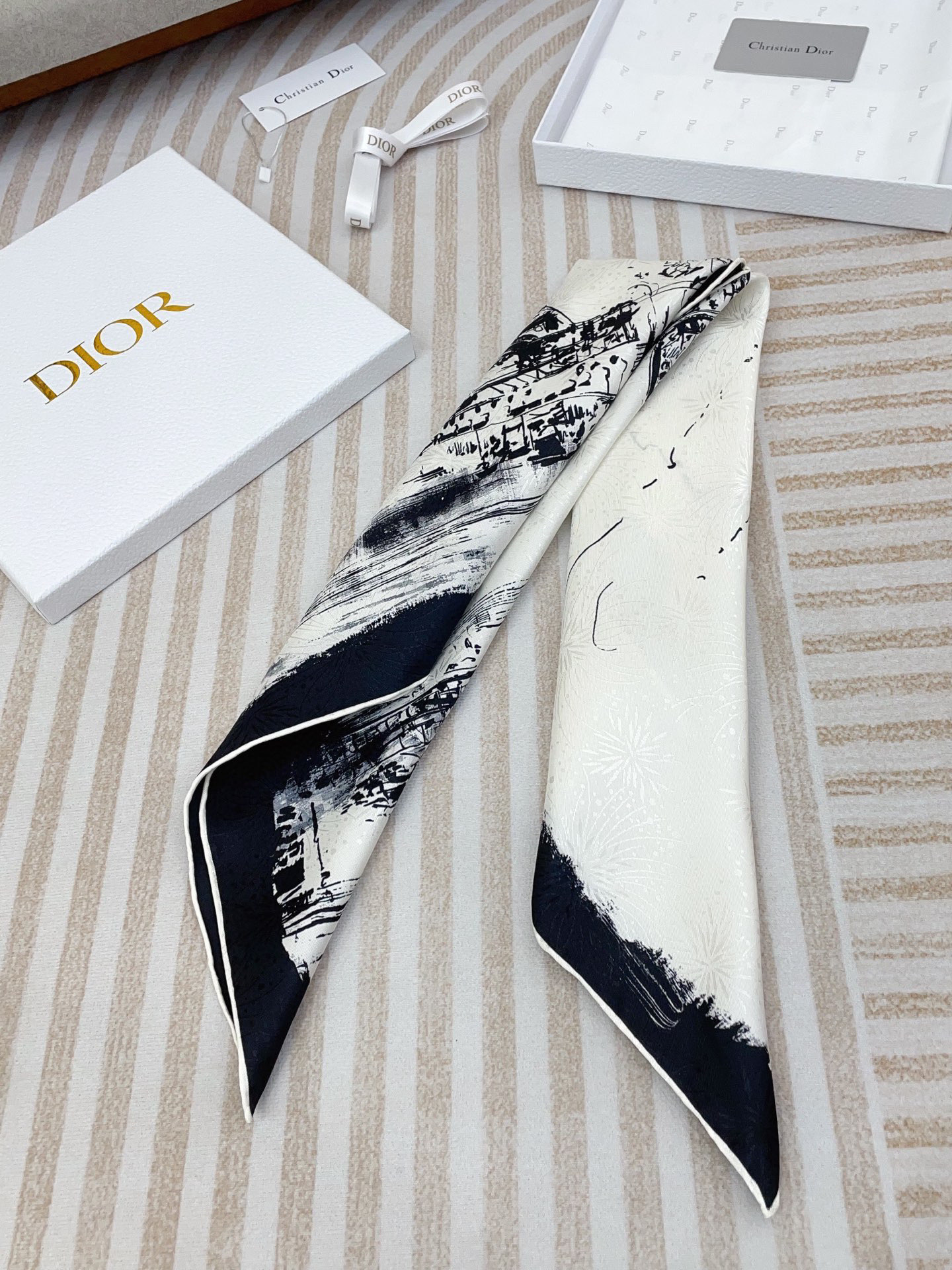 ✨✨【暗纹提花】新品 D家【巴黎铁塔🗼小方巾】春夏真丝款 随意切换造型 ,小巧又不失优雅的款式 65*6