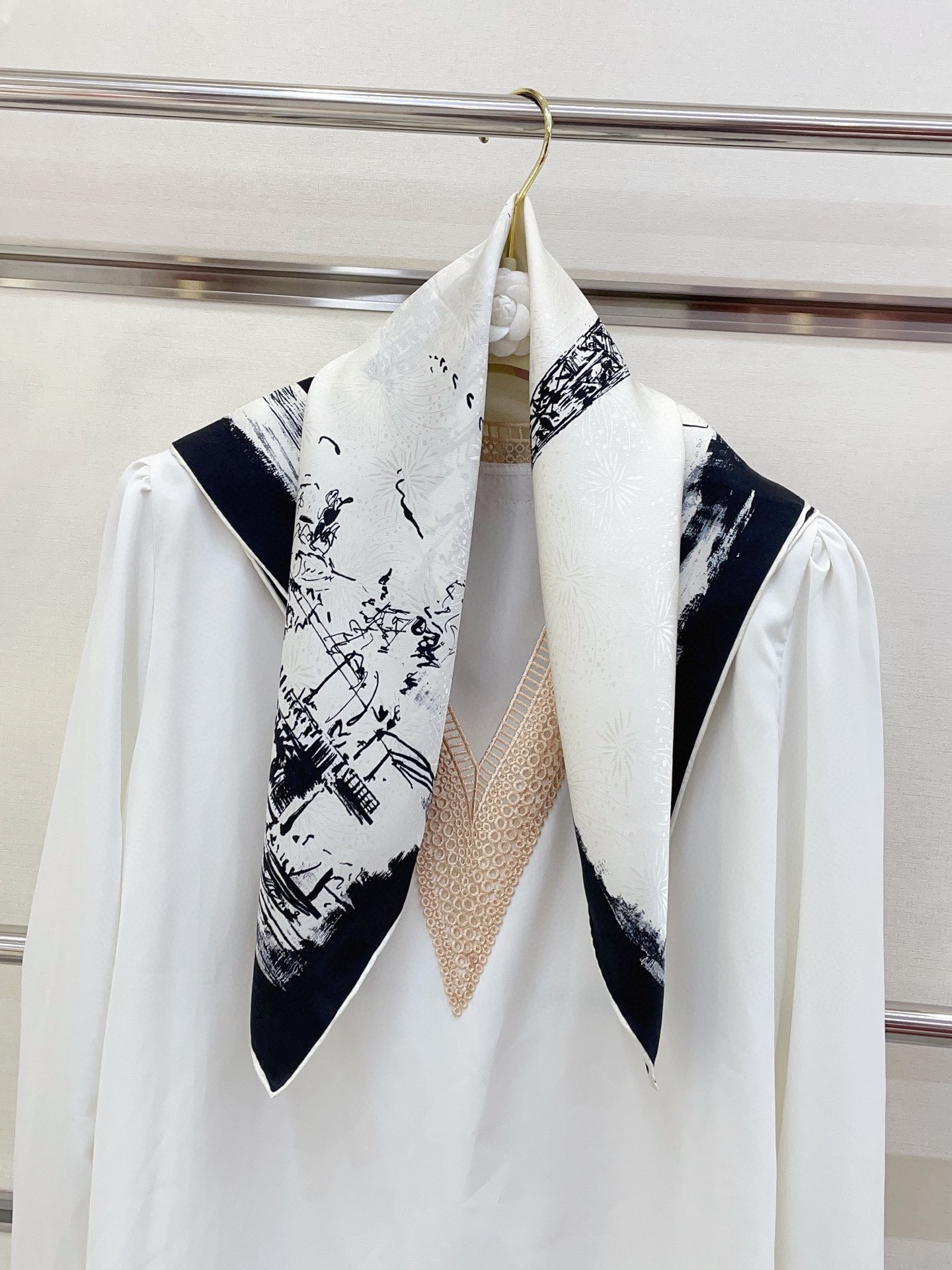 ✨✨【暗纹提花】新品 D家【巴黎铁塔🗼小方巾】春夏真丝款 随意切换造型 ,小巧又不失优雅的款式 65*6