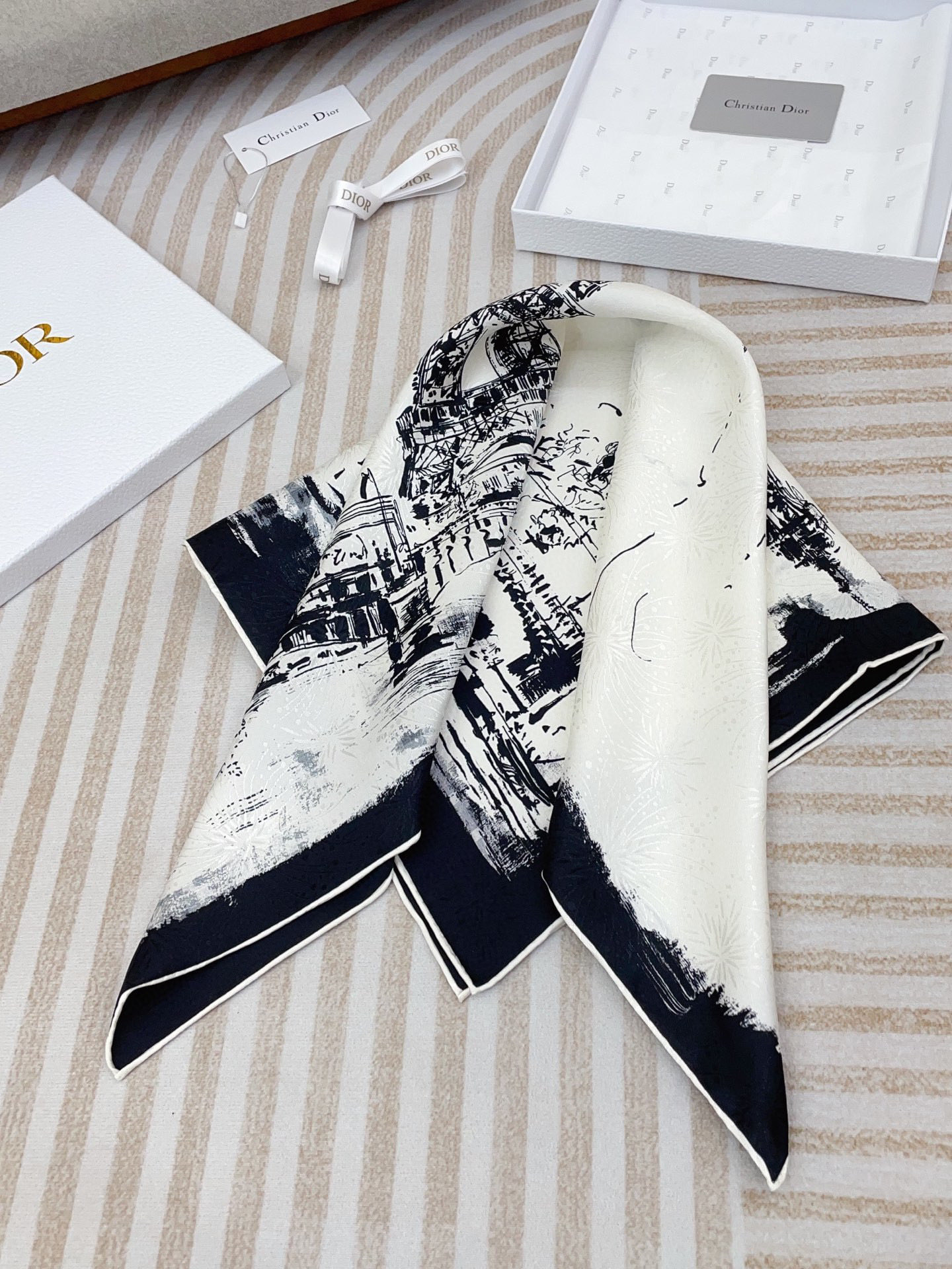 ✨✨【暗纹提花】新品 D家【巴黎铁塔🗼小方巾】春夏真丝款 随意切换造型 ,小巧又不失优雅的款式 65*6