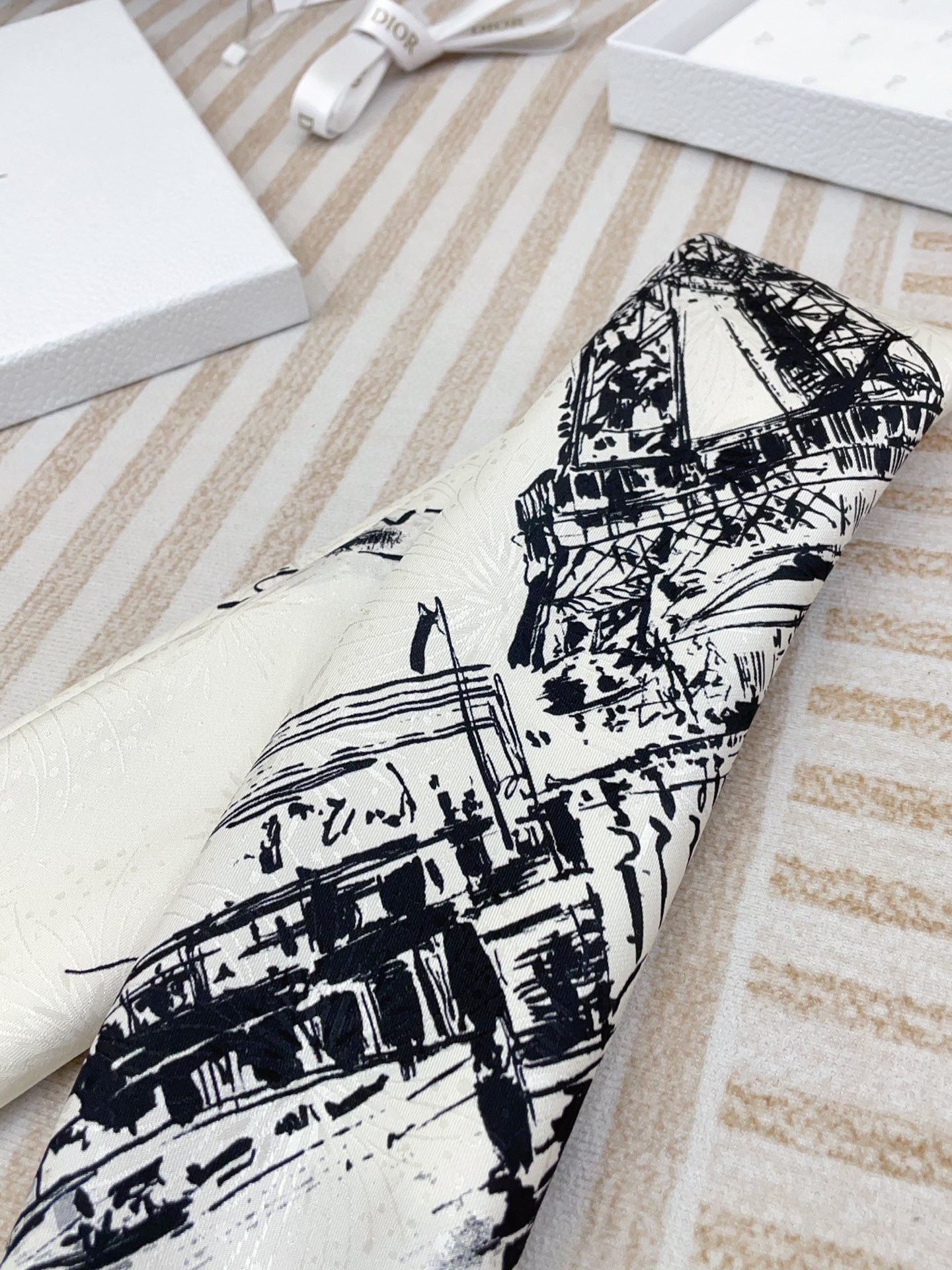✨✨【暗纹提花】新品 D家【巴黎铁塔🗼小方巾】春夏真丝款 随意切换造型 ,小巧又不失优雅的款式 65*6