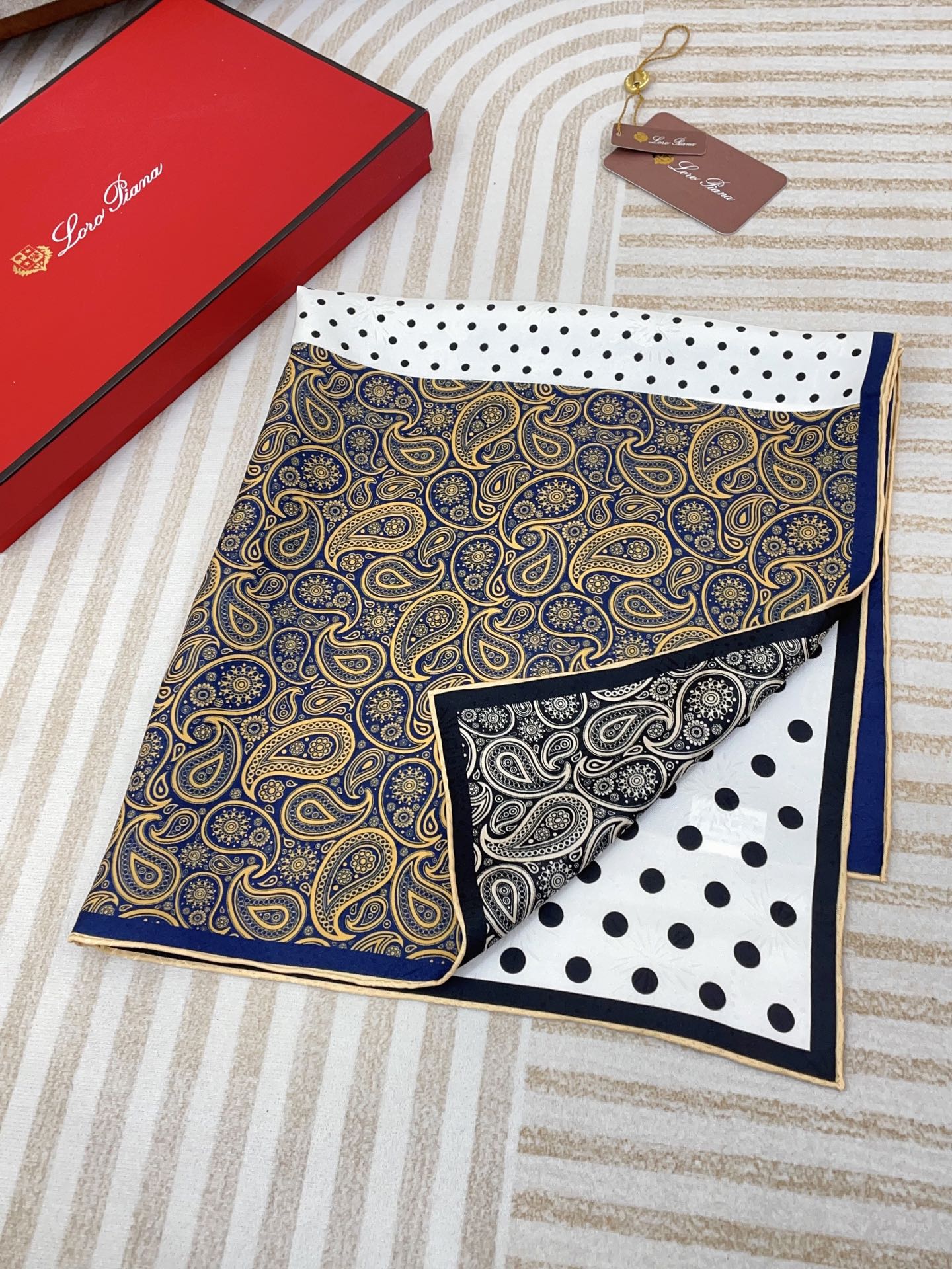 ✨✨【暗纹提花 双面异色】新品 LP【四方拼图小方巾】春夏真丝款 随意切换造型 ,小巧又不失优雅的款式 