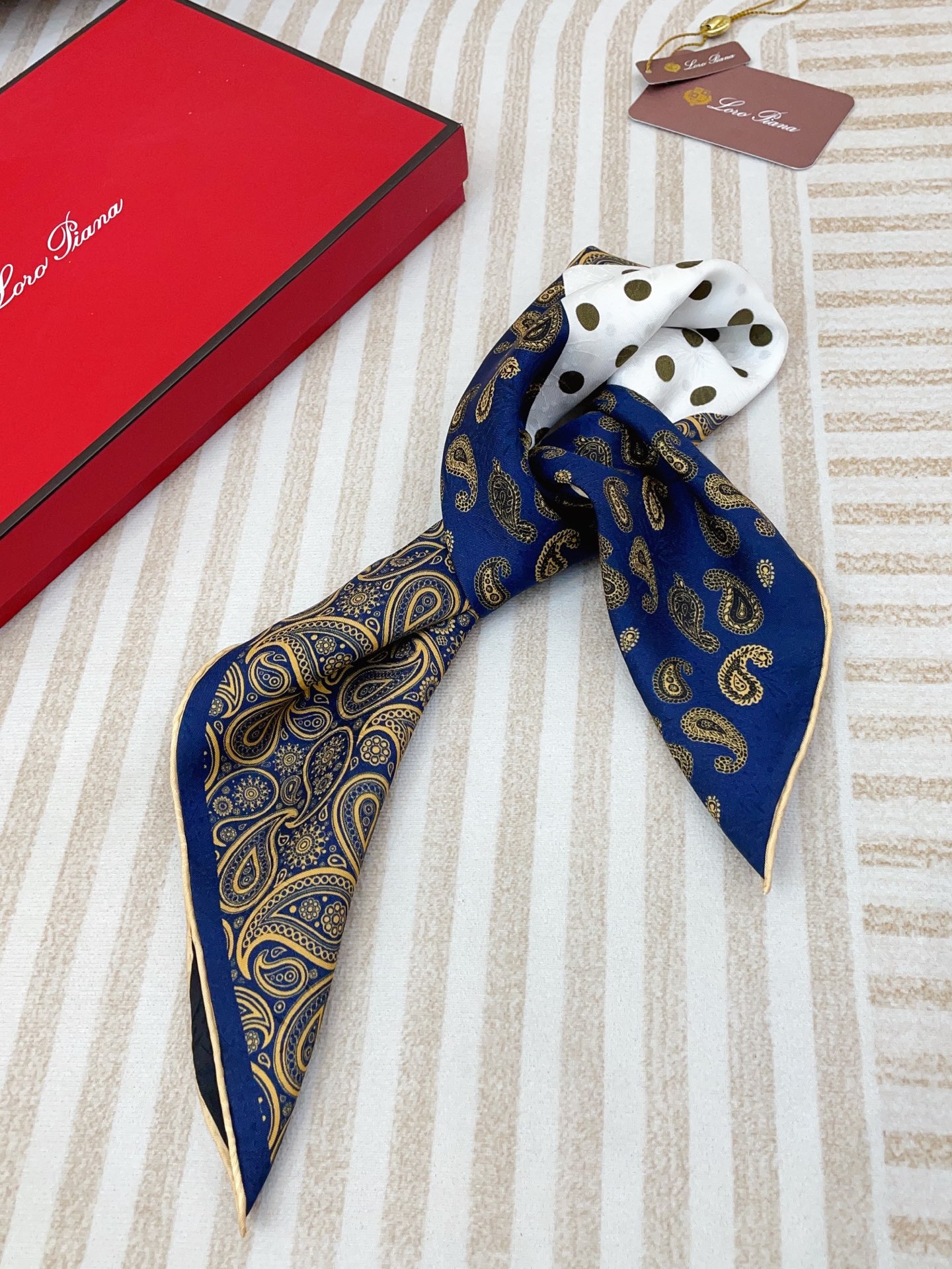 ✨✨【暗纹提花 双面异色】新品 LP【四方拼图小方巾】春夏真丝款 随意切换造型 ,小巧又不失优雅的款式 