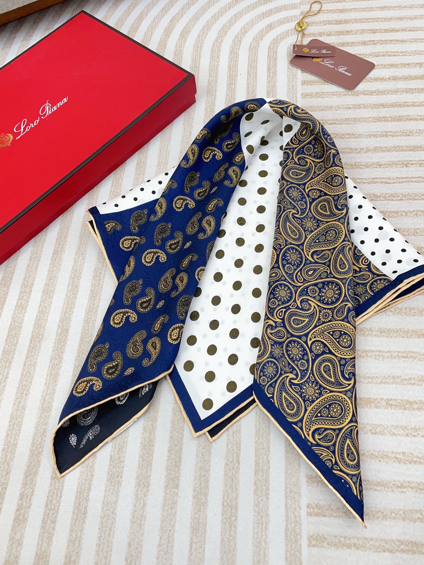 ✨✨【暗纹提花 双面异色】新品 LP【四方拼图小方巾】春夏真丝款 随意切换造型 ,小巧又不失优雅的款式 
