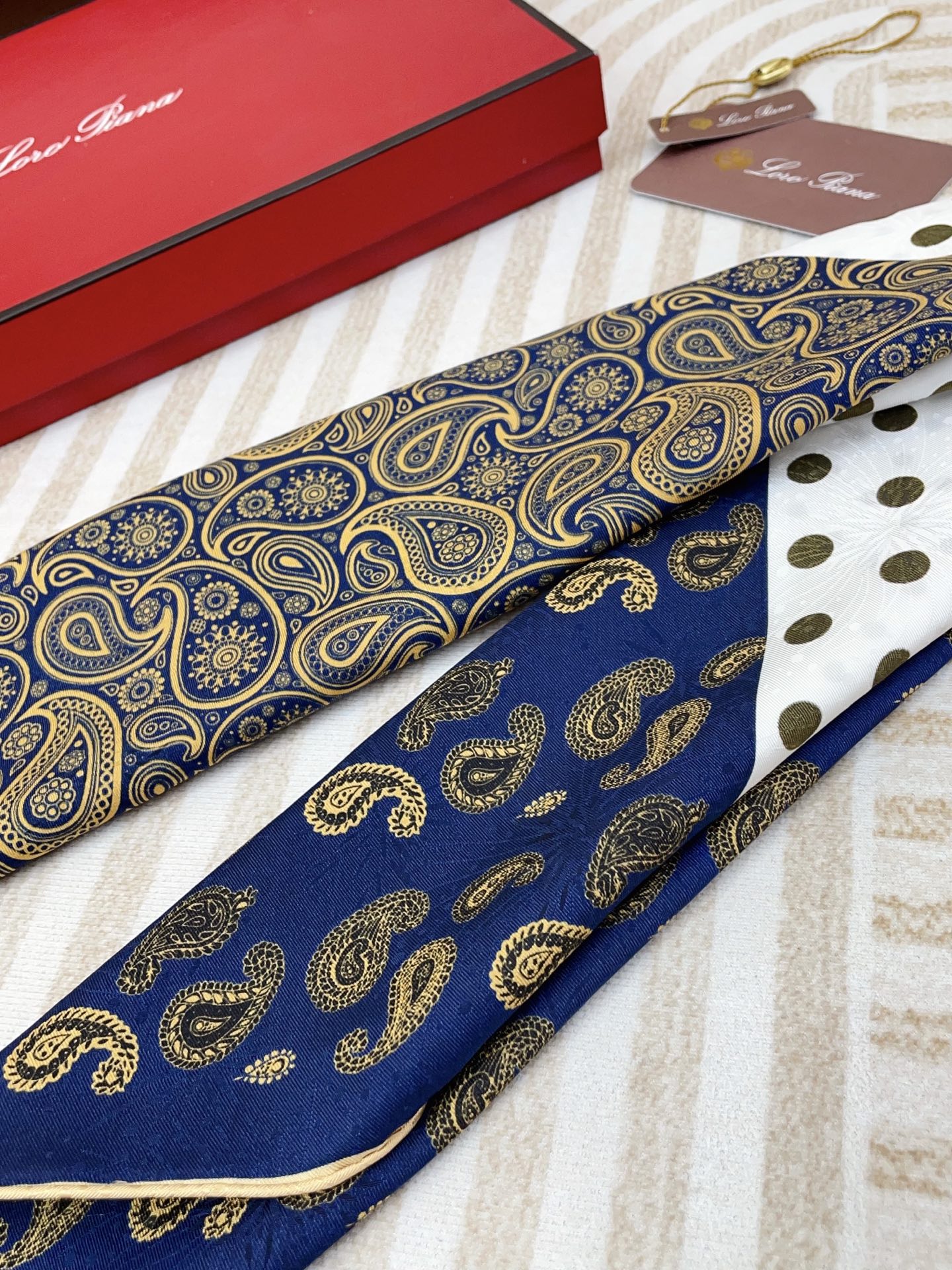 ✨✨【暗纹提花 双面异色】新品 LP【四方拼图小方巾】春夏真丝款 随意切换造型 ,小巧又不失优雅的款式 