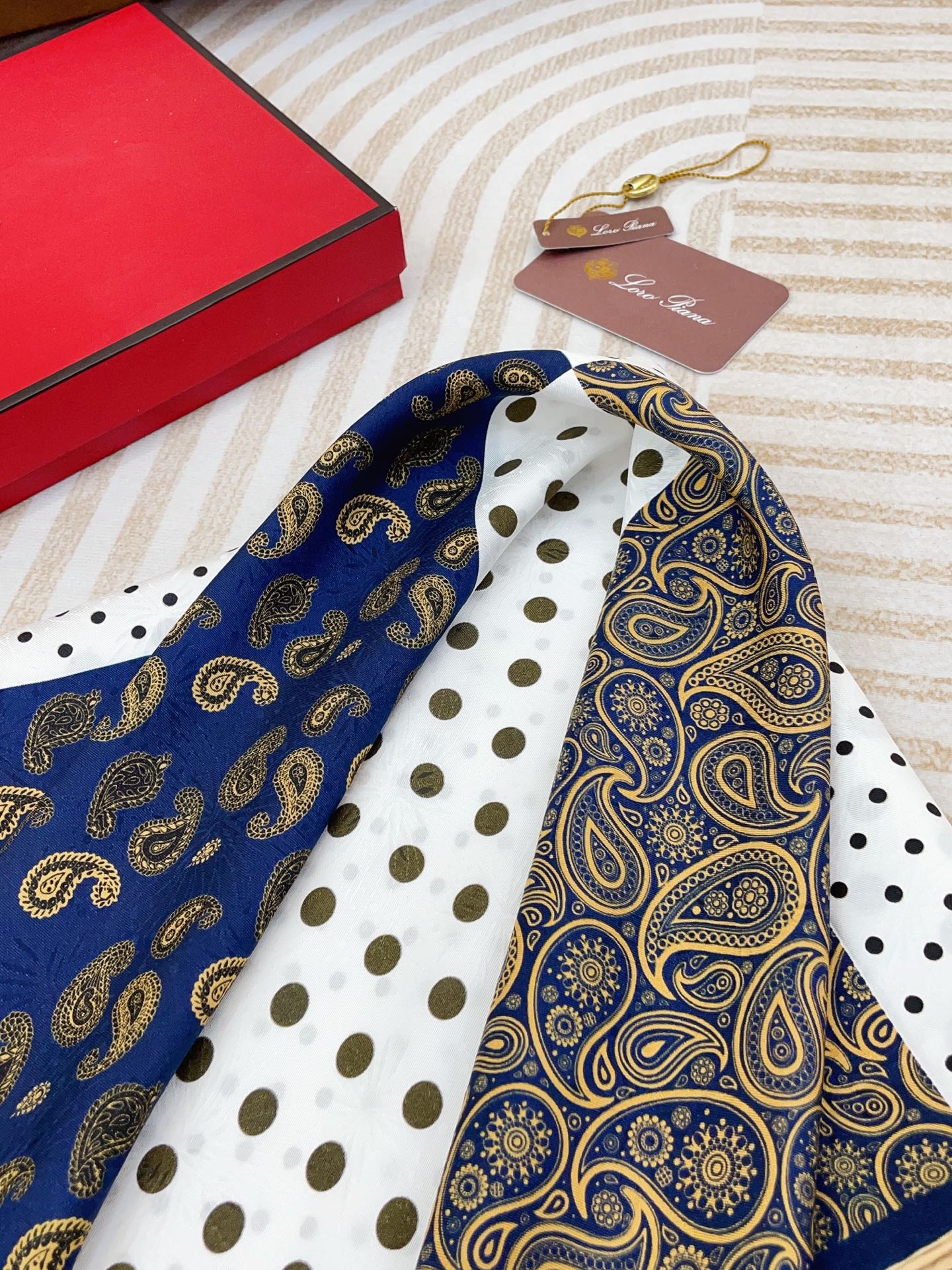 ✨✨【暗纹提花 双面异色】新品 LP【四方拼图小方巾】春夏真丝款 随意切换造型 ,小巧又不失优雅的款式 