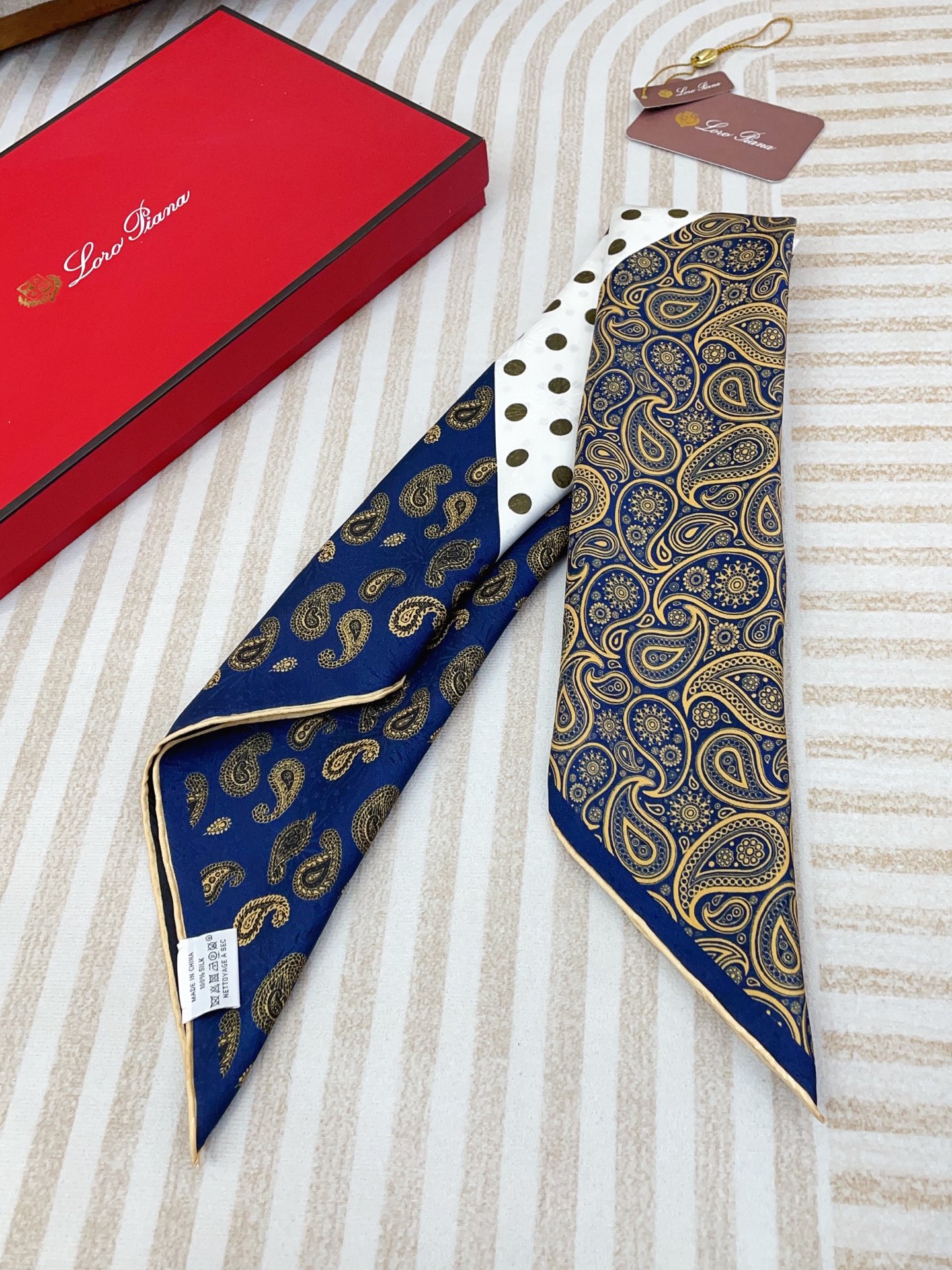 ✨✨【暗纹提花 双面异色】新品 LP【四方拼图小方巾】春夏真丝款 随意切换造型 ,小巧又不失优雅的款式 