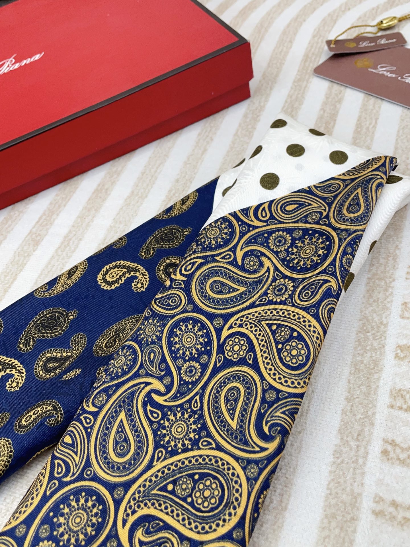 ✨✨【暗纹提花 双面异色】新品 LP【四方拼图小方巾】春夏真丝款 随意切换造型 ,小巧又不失优雅的款式 