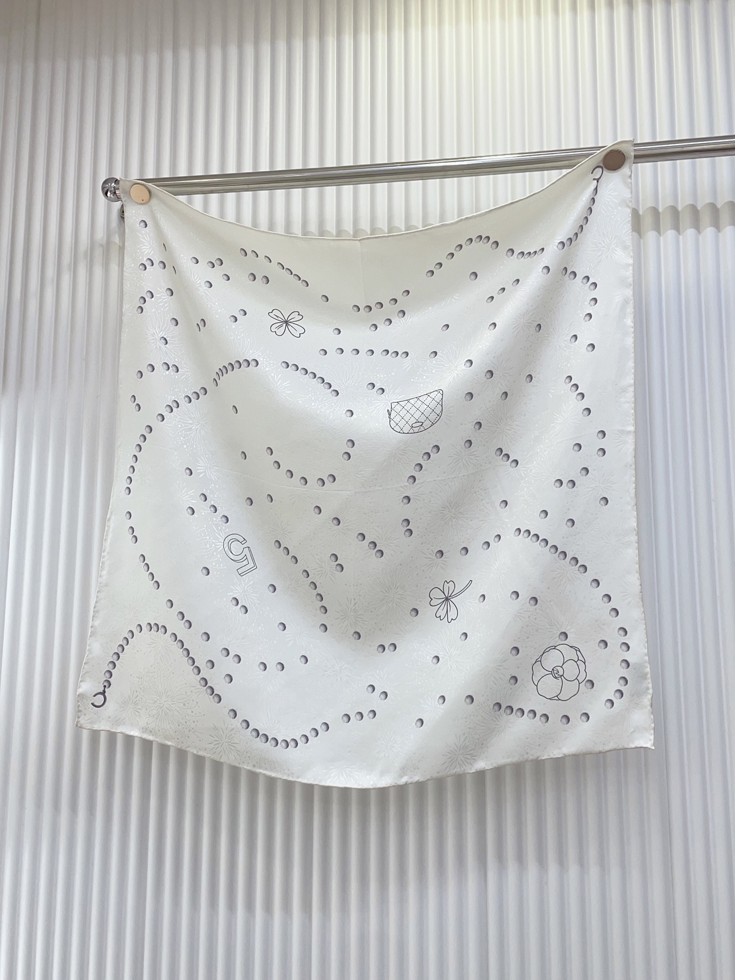 ✨✨【暗纹提花】新品 香家【链条⛓️箱包🌺小方巾】春夏真丝款 随意切换造型 ,小巧又不失优雅的款式 65