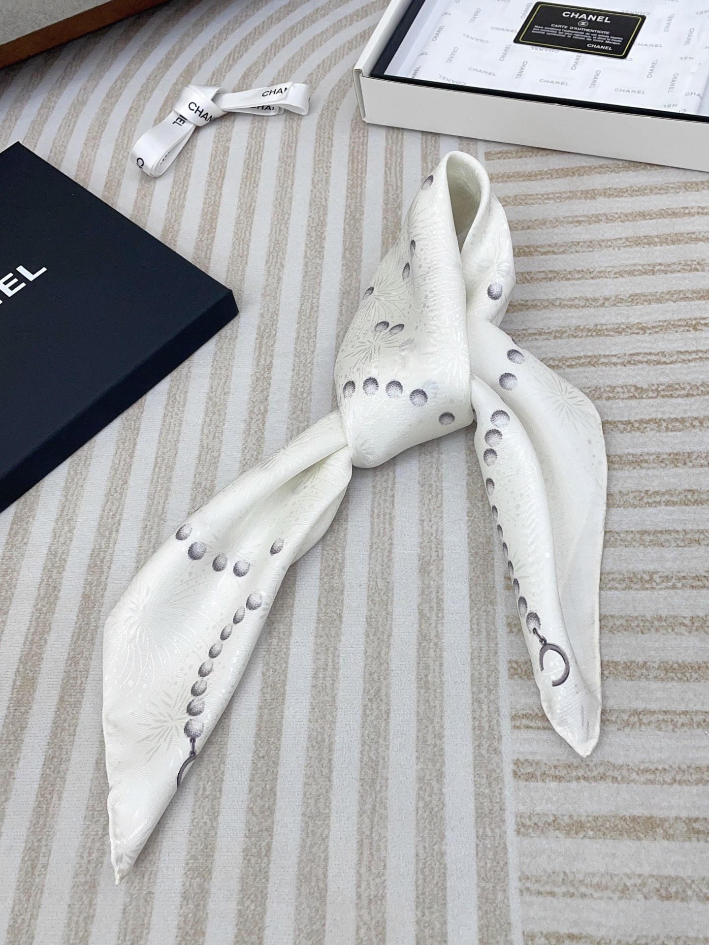 ✨✨【暗纹提花】新品 香家【链条⛓️箱包🌺小方巾】春夏真丝款 随意切换造型 ,小巧又不失优雅的款式 65