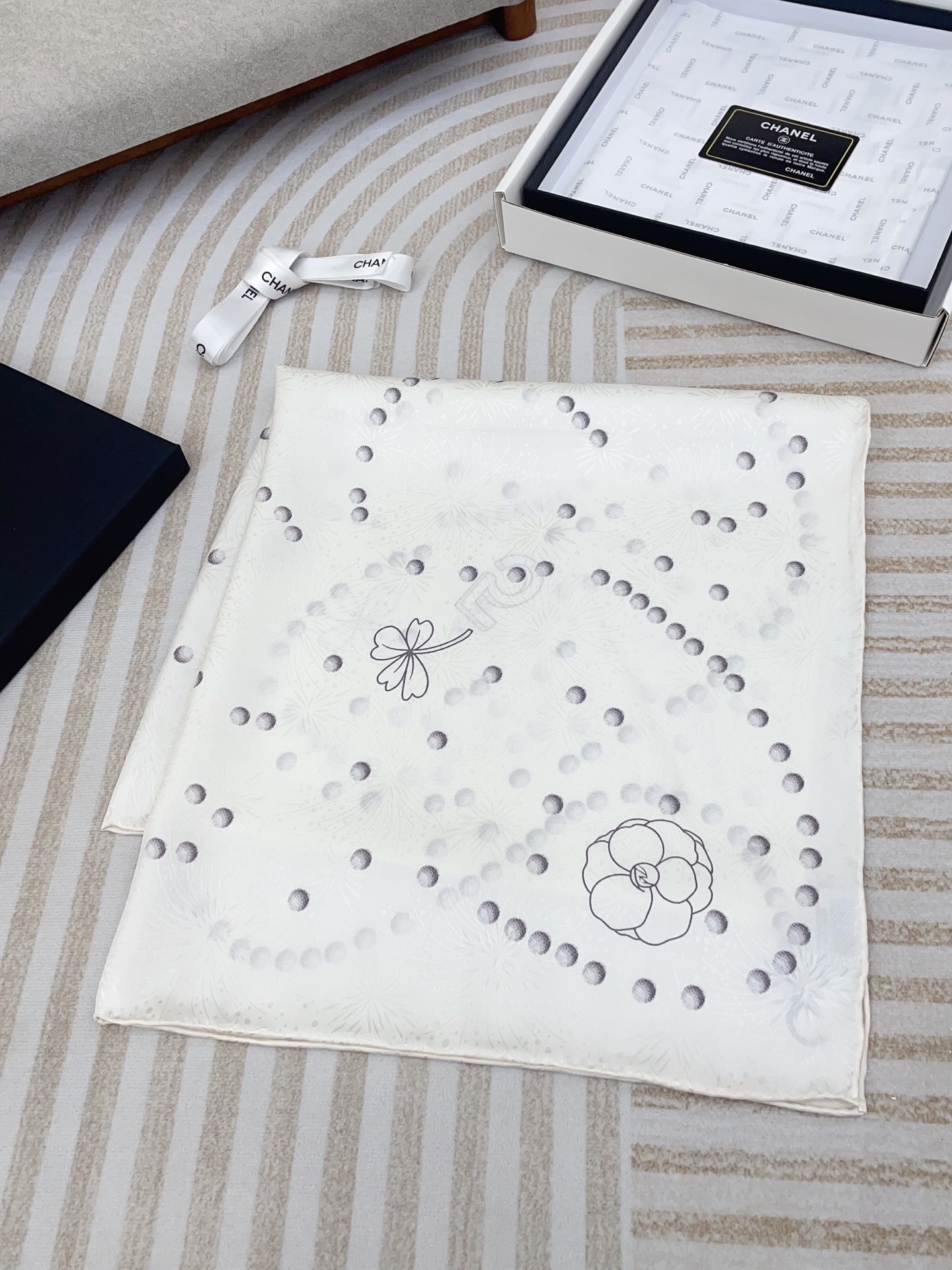 ✨✨【暗纹提花】新品 香家【链条⛓️箱包🌺小方巾】春夏真丝款 随意切换造型 ,小巧又不失优雅的款式 65