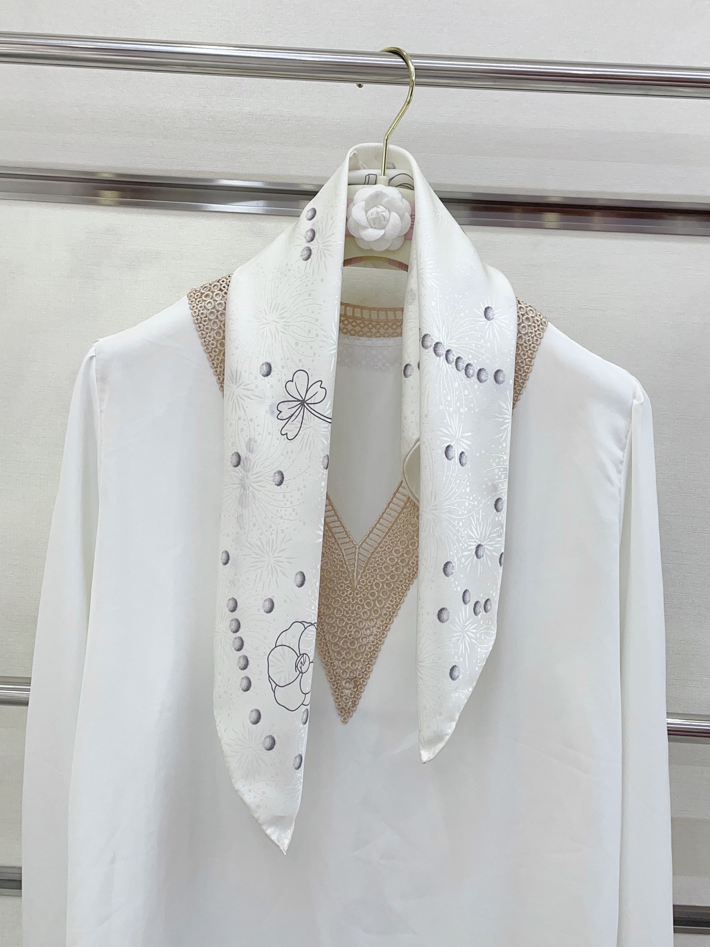 ✨✨【暗纹提花】新品 香家【链条⛓️箱包🌺小方巾】春夏真丝款 随意切换造型 ,小巧又不失优雅的款式 65