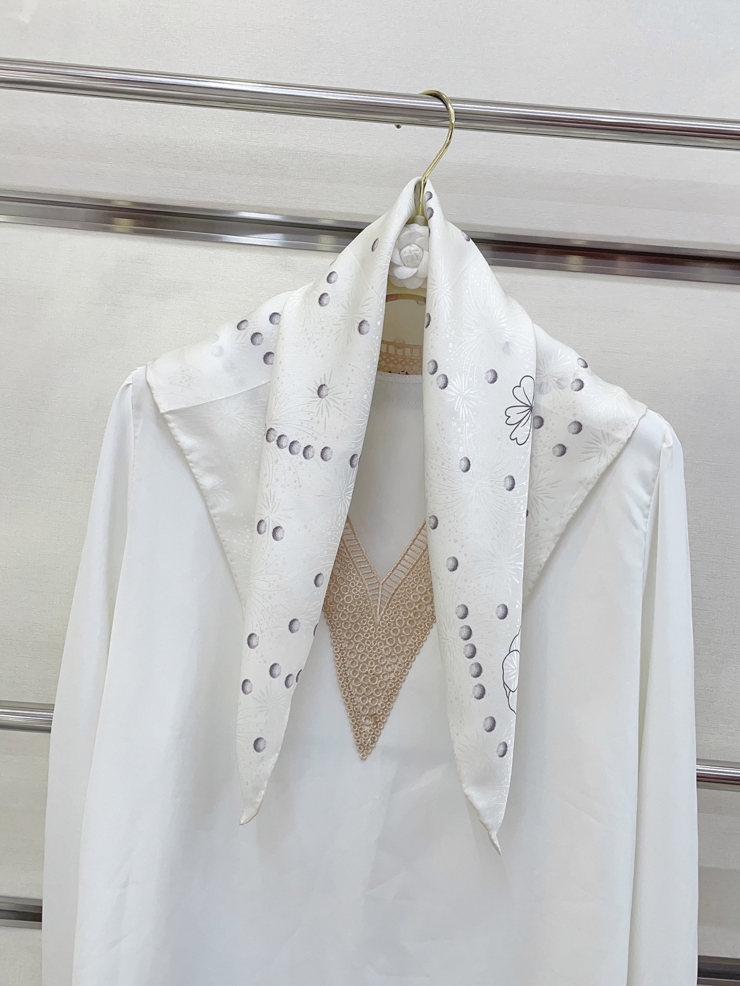 ✨✨【暗纹提花】新品 香家【链条⛓️箱包🌺小方巾】春夏真丝款 随意切换造型 ,小巧又不失优雅的款式 65