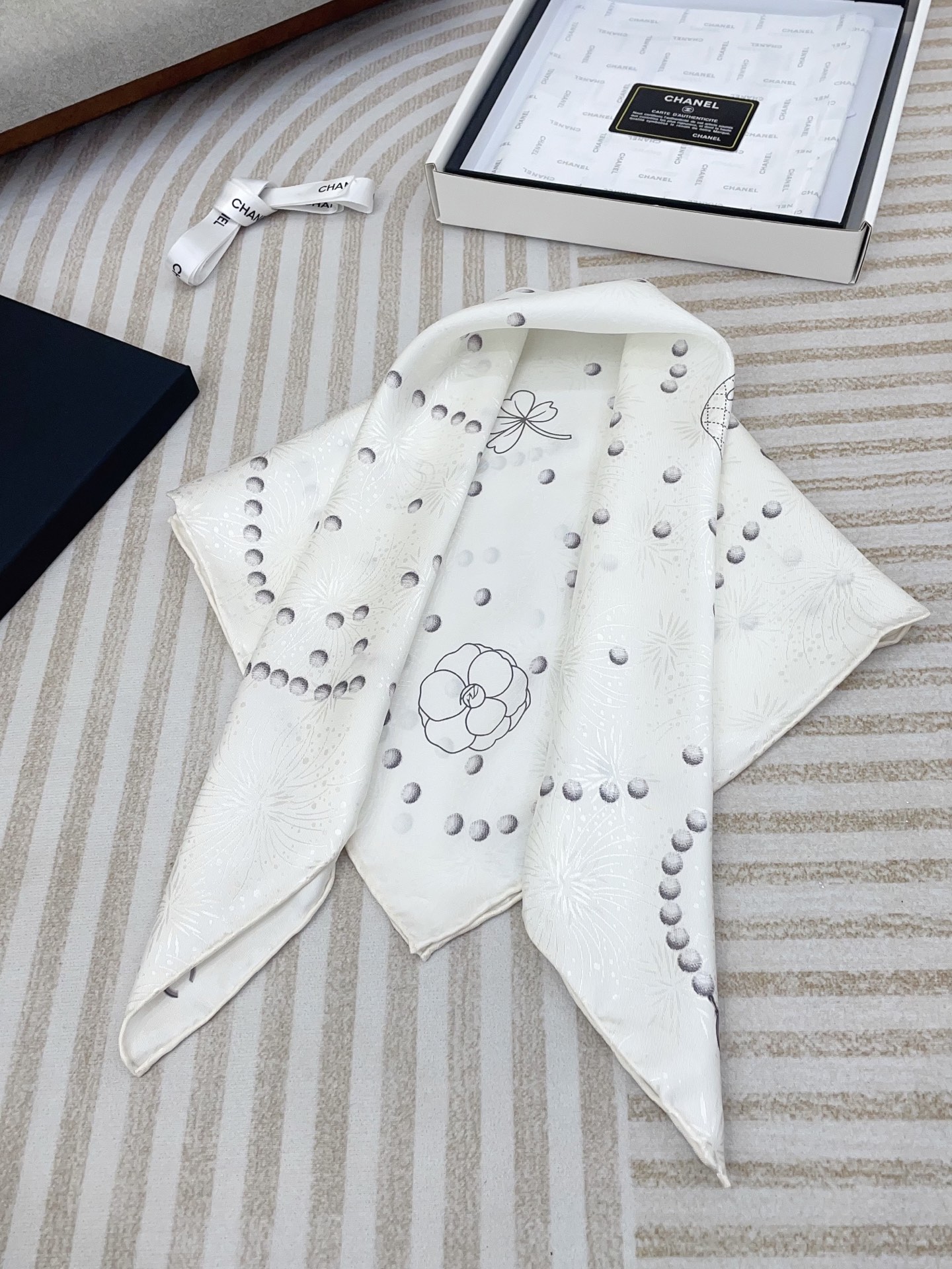 ✨✨【暗纹提花】新品 香家【链条⛓️箱包🌺小方巾】春夏真丝款 随意切换造型 ,小巧又不失优雅的款式 65