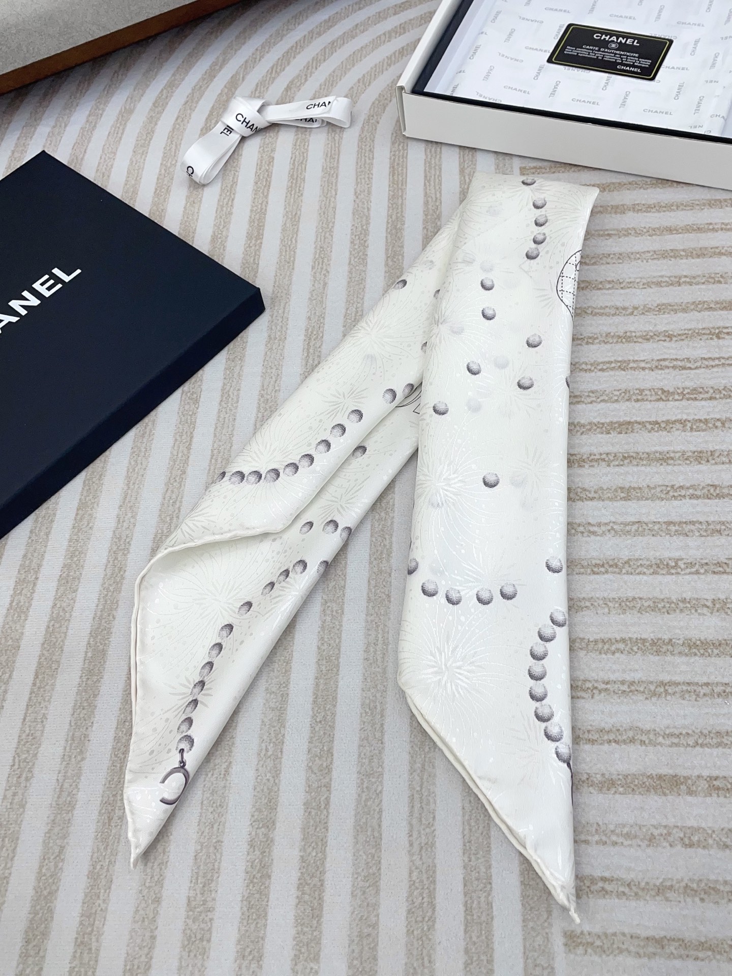 ✨✨【暗纹提花】新品 香家【链条⛓️箱包🌺小方巾】春夏真丝款 随意切换造型 ,小巧又不失优雅的款式 65