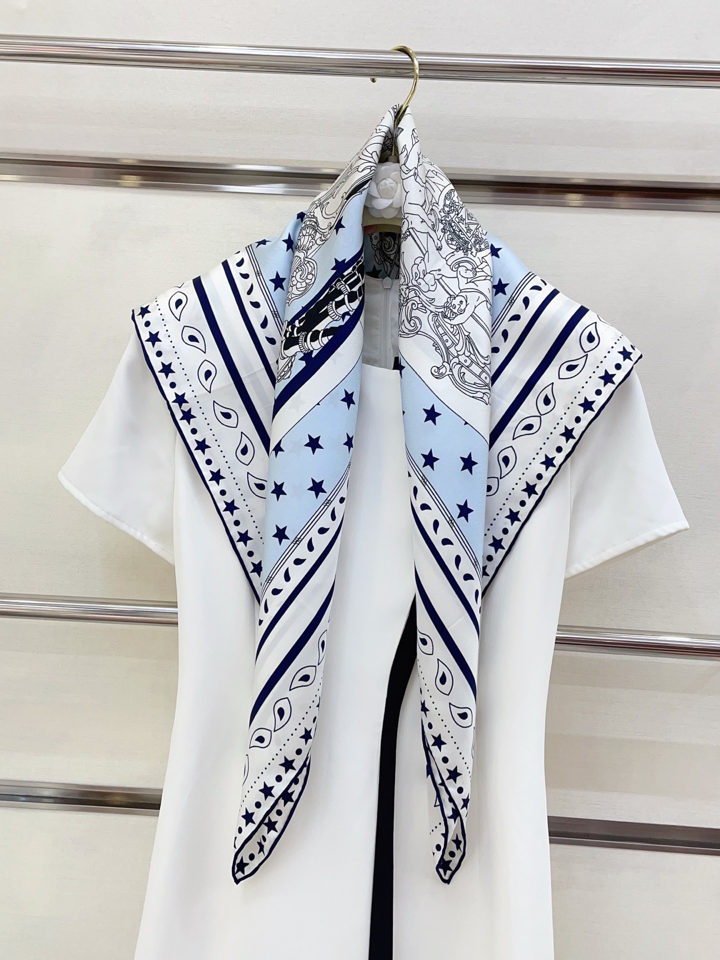 NO:189256,[18 Mmi Double-sided and same color] H**S silk new style is recommended when you buy it [Large Carriage 90] Silk square scarf, top-level craftsmanship and value-added counters, three-dimensional presentation patterns and patterns, physical grades, high-end technology, high-end research and development, and special cutting-edge technology processing is loved by Bai Fumei. Whether it is quality, style, price, they scream, super high cost-effectiveness, absolutely worth buying twill silk, size 90cm*90cm high version scarf, high version scarf, real silk,19860909【18姆米 双面同色】H**S真丝新款买了都说好看推荐【大型马车90】真丝方巾,顶级工艺超值专柜爆款立体呈现图案纹路实物档次极高特殊工艺高端研发惊艳问世特殊尖端工艺处理受到白富美的喜欢 无论是品质 款式 价格都令大牌控的她们尖叫 超高性价比 绝对值得入手斜纹真丝,尺寸90cm*90cm高版本围巾,高版本围巾,real silk,scarf