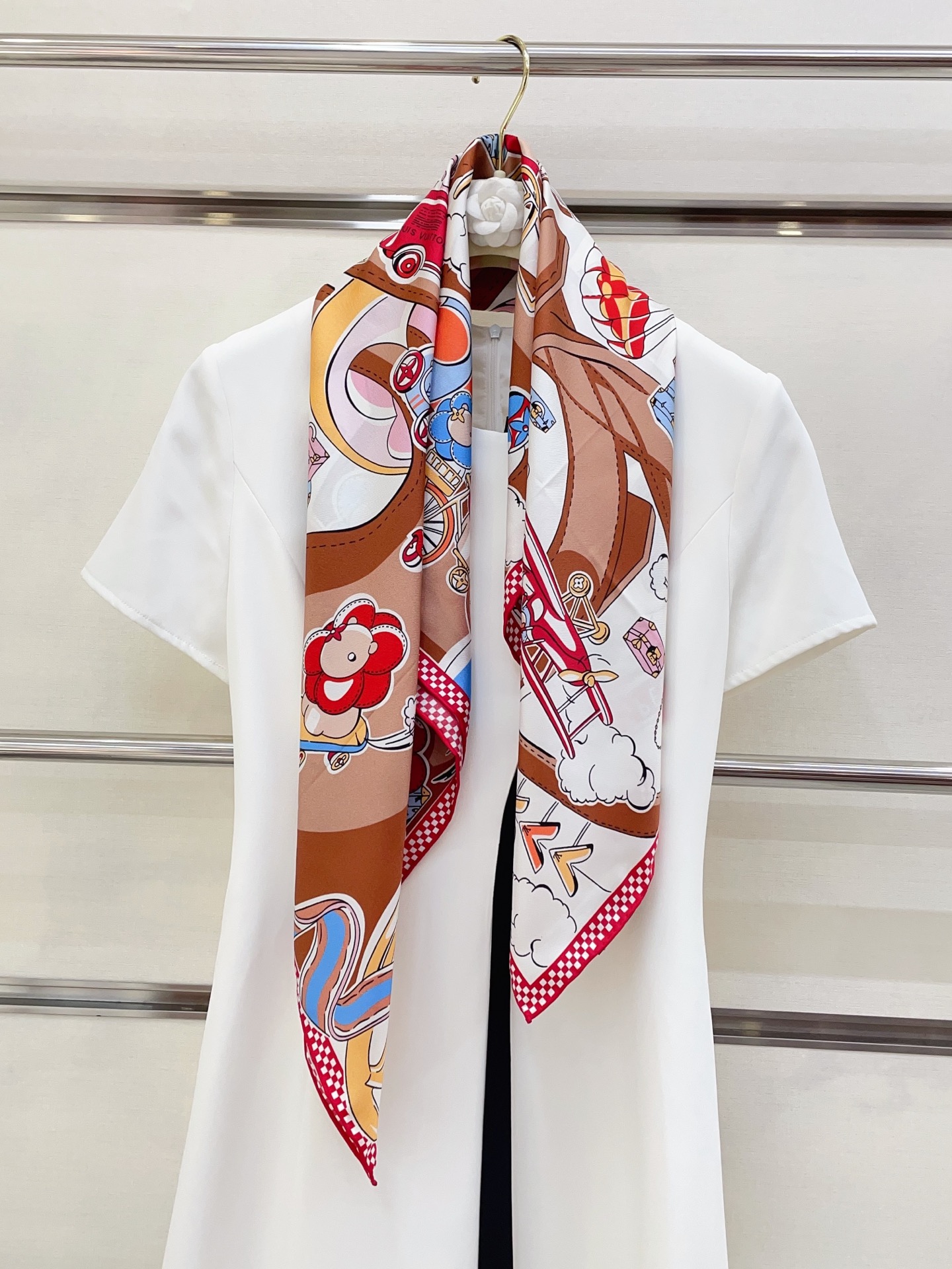 NO:337770,[16 Mmi Single side] The upper body effect is crazy. I like the counter. The latest model is just launched on the shelves. L* is very interesting. This kind of element of L has always been the aura of a high-end woman. The combination of fashion and femininity is just right. This combination is really fashionable. Elegant and feminine are very suitable for daily matching. The shiny and curly edges are made very well, and customized fabrics give the scarf more easy to shape. A very heavy and luxurious design, but the upper body looks unique and noble temperament!  Simple base with this scarf, simple matching gives people a very comfortable and tasteful brand feel... Recommended 90*90cm top twill silk square scarf, high-version scarf, real silk19860909【16姆米 单面】上身效果疯狂的喜欢专柜也是刚刚上架的,L*最最新款~非常有看头,L的这类元素一直是高级女人的气场感,时髦和女人味融合的刚刚好这样的搭配真的是好时髦,优雅女人味非常适合日搭的配色手感,光泽感,卷边都做的非常好,定制级面料.赋予了围巾更非常容易造型.非常重磅奢华的设计,上身却别样衬得人高贵气质！简单的打底配此款围巾,简单的搭配却给人非常舒适有品味的大牌感…推荐90*90cm顶级斜纹真丝方巾高版本围巾,高版本围巾,real silk,scarf