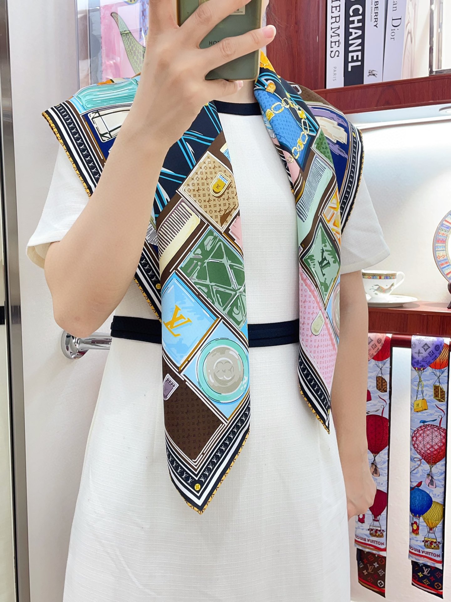 NO:189262,[16 Mmi Single side] The upper body effect is crazy. I like the counter. The latest model is just launched on the shelves. L* is very interesting. This kind of element of L has always been the aura of a high-end woman. The combination of fashion and femininity is just right. This combination is really fashionable. Elegant and feminine are very suitable for daily matching. The shiny and curly edges are made very well, and customized fabrics give the scarf more easy to shape. A very heavy and luxurious design, but the upper body looks unique and noble temperament!  Simple base with this scarf, simple matching gives people a very comfortable and tasteful brand feel... Recommended 90*90cm top twill silk square scarf, high-version scarf, real silk19860909【16姆米 单面】上身效果疯狂的喜欢专柜也是刚刚上架的,L*最最新款~非常有看头,L的这类元素一直是高级女人的气场感,时髦和女人味融合的刚刚好这样的搭配真的是好时髦,优雅女人味非常适合日搭的配色手感,光泽感,卷边都做的非常好,定制级面料.赋予了围巾更非常容易造型.非常重磅奢华的设计,上身却别样衬得人高贵气质！简单的打底配此款围巾,简单的搭配却给人非常舒适有品味的大牌感…推荐90*90cm顶级斜纹真丝方巾高版本围巾,高版本围巾,real silk,scarf