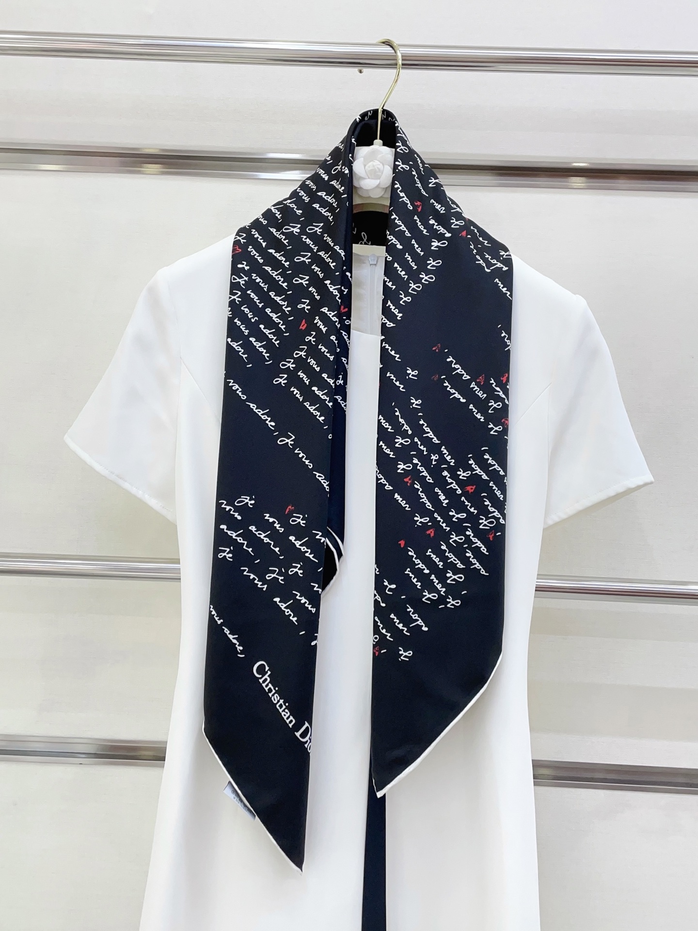 NO:337858,[16 Mmi Single side] High-end feel CD [Love letters 90] High-end fashionable style color matching is very exquisite, the pattern is ingenious, the upper body is simply amazing, integrated into daily items, can be matched with very young outfits. It is enough to make any mediocre outfit amazing, with rich matching functions soft. The feel, luster, curled edges are very well made, and customized fabrics give the scarf a lot easier to shape. Simple matching gives people a very comfortable and tasteful big brand feel... Recommended 90*90cm top twill silk square scarf, high-end scarf, real silk19860909【16姆米 单面】高级感爆棚CD【爱心字母 90】高级时髦风配色非常考究,图案匠心,上身简直美得太惊艳了融入日常的单品,可以搭配很年轻的穿搭方式.它足以让任何一件平庸的服装变得惊艳无比,有着丰富搭配功能柔软.手感,光泽感,卷边都做的非常好,定制级面料.赋予了围巾更非常容易造型.简单的搭配却给人非常舒适有品味的大牌感…推荐90*90cm顶级斜纹真丝方巾高版本围巾,高版本围巾,real silk,scarf