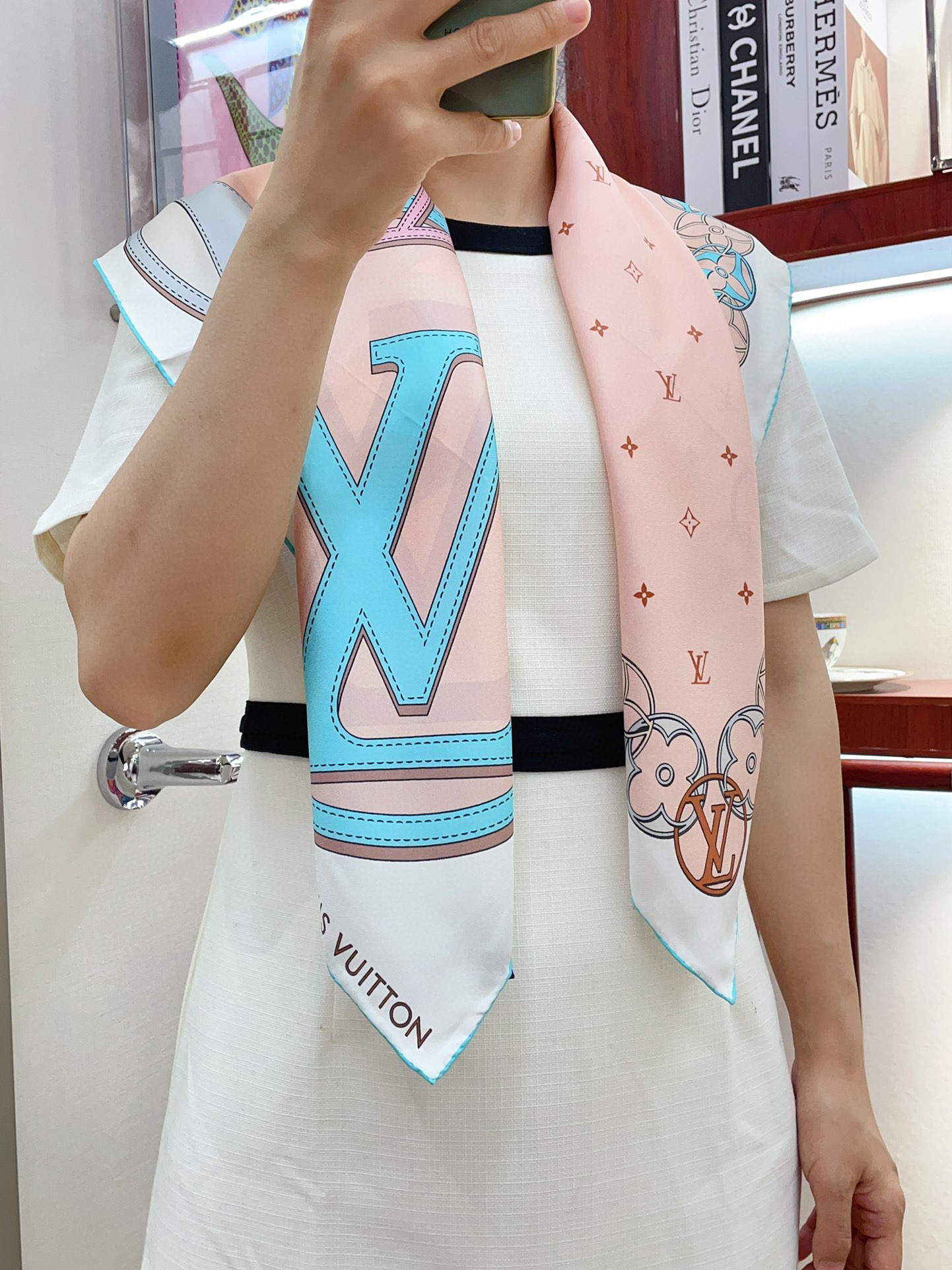 NO:337856,[16 Mmi Single side] The upper body effect is crazy. I like the counter. The latest model is just launched on the shelves. L* is very interesting. This kind of element of L has always been the aura of a high-end woman. The combination of fashion and femininity is just right. This combination is really fashionable. Elegant and feminine are very suitable for daily matching. The luster and curly edges are made very well, and customized fabrics give the scarf more easy to shape. A very heavy and luxurious design, but the upper body looks unique and noble temperament!  Simple base with this scarf, simple matching gives people a very comfortable and tasteful brand feel... Recommended 90*90cm top twill silk square scarf, high-version scarf, real silk19860909【16姆米 单面】上身效果疯狂的喜欢专柜也是刚刚上架的,L*最最新款~非常有看头,L的这类元素一直是高级女人的气场感,时髦和女人味融合的刚刚好这样的搭配真的是好时髦,优雅女人味非常适合日搭的配色手感,光泽感,卷边都做的非常好,定制级面料.赋予了围巾更非常容易造型.非常重磅奢华的设计,上身却别样衬得人高贵气质！简单的打底配此款围巾,简单的搭配却给人非常舒适有品味的大牌感…推荐90*90cm顶级斜纹真丝方巾高版本围巾,高版本围巾,real silk,scarf