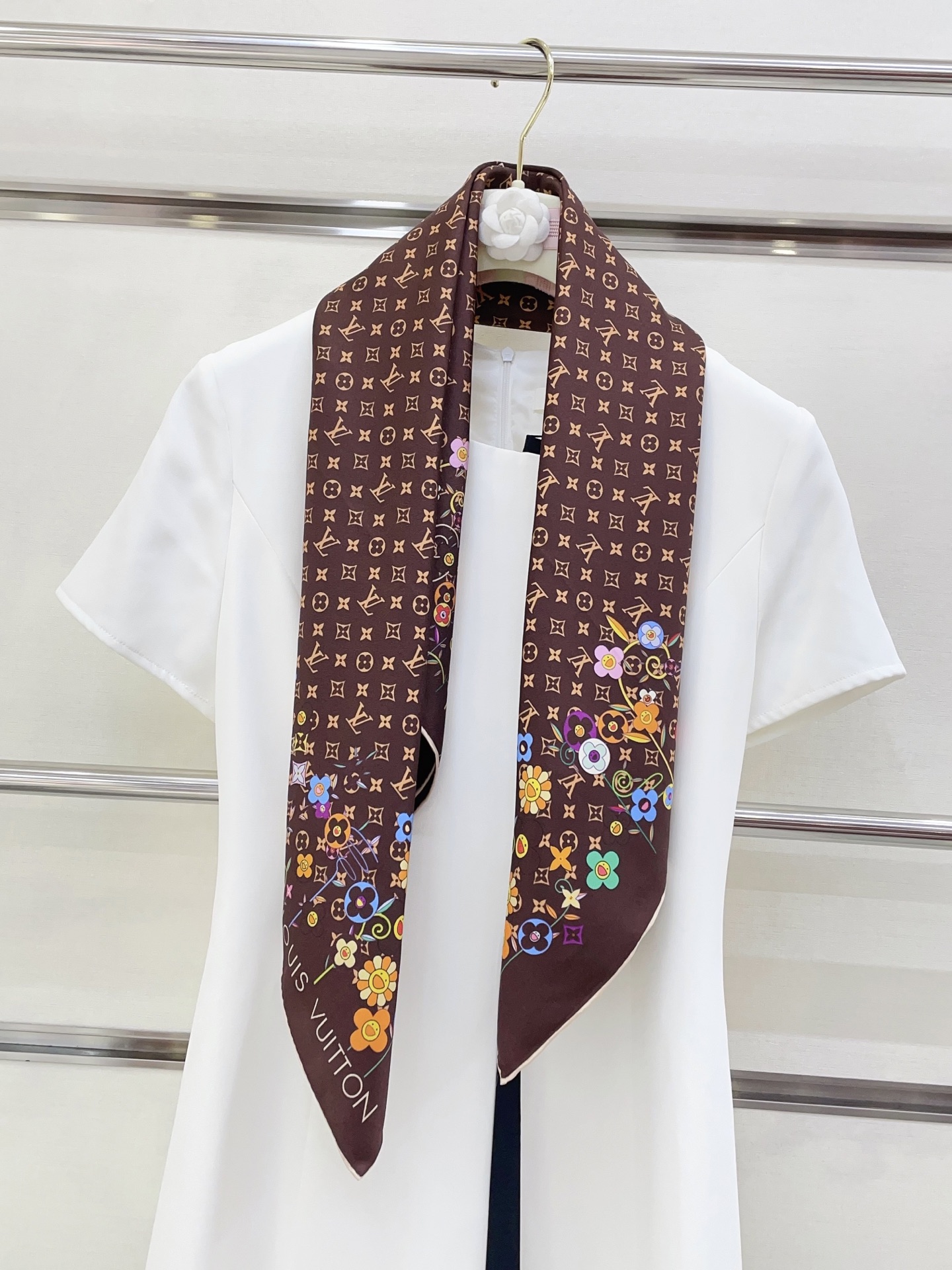 NO:337705,[18 Mmi Double-sided and same color] The upper body effect is crazy. I like the counter. The latest model of L*~ It is very eye-catching. This kind of element of L has always been the aura of a high-end woman. The combination of fashion and femininity is just right. This combination is really fashionable. Elegant and feminine are very suitable for the daily color matching, the gloss and curly edges are made very well, and the custom-grade fabric gives the scarf a lot easier to shape. A very heavy and luxurious design, but the upper body looks unique and noble temperament!  Simple base with this scarf, simple matching gives people a very comfortable and tasteful brand feel... Recommended 90*90cm top twill silk square scarf, high-version scarf, real silk19860909【18 姆米 双面同色】上身效果疯狂的喜欢专柜也是刚刚上架的,L*最最新款~非常有看头,L的这类元素一直是高级女人的气场感,时髦和女人味融合的刚刚好这样的搭配真的是好时髦,优雅女人味非常适合日搭的配色手感,光泽感,卷边都做的非常好,定制级面料.赋予了围巾更非常容易造型.非常重磅奢华的设计,上身却别样衬得人高贵气质！简单的打底配此款围巾,简单的搭配却给人非常舒适有品味的大牌感…推荐90*90cm顶级斜纹真丝方巾高版本围巾,高版本围巾,real silk,scarf