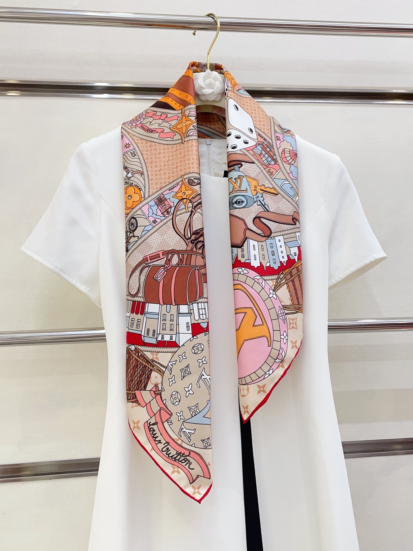 NO:337812,[16 Mmi Single side] The upper body effect is crazy. I like the counter. The latest model is just launched on the shelves. L* is very interesting. This kind of element of L has always been the aura of a high-end woman. The combination of fashion and femininity is just right. This combination is really fashionable. Elegant and feminine are very suitable for daily matching. The shiny and curly edges are made very well, and customized fabrics give the scarf more easy to shape. A very heavy and luxurious design, but the upper body looks unique and noble temperament!  Simple base with this scarf, simple matching gives people a very comfortable and tasteful brand feel... Recommended 90*90cm top twill silk square scarf, high-version scarf, real silk19860909【16姆米 单面】上身效果疯狂的喜欢专柜也是刚刚上架的,L*最最新款~非常有看头,L的这类元素一直是高级女人的气场感,时髦和女人味融合的刚刚好这样的搭配真的是好时髦,优雅女人味非常适合日搭的配色手感,光泽感,卷边都做的非常好,定制级面料.赋予了围巾更非常容易造型.非常重磅奢华的设计,上身却别样衬得人高贵气质！简单的打底配此款围巾,简单的搭配却给人非常舒适有品味的大牌感…推荐90*90cm顶级斜纹真丝方巾高版本围巾,高版本围巾,real silk,scarf