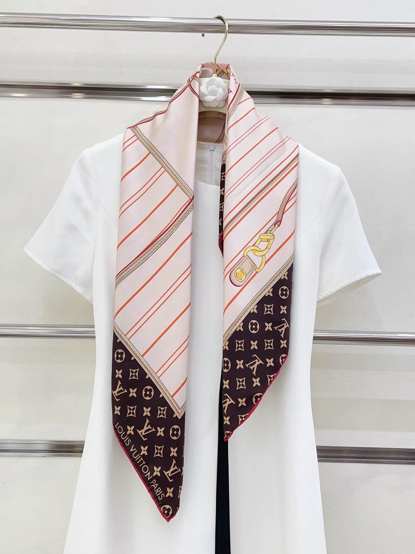 NO:189237,[18 Mmi Double-sided and same color] The upper body effect is crazy. I like the counter. The latest model is just launched on the shelves. L* is very interesting. This kind of element of L has always been the aura of a high-end woman. The combination of fashion and femininity is just right. This combination is really fashionable. Elegant and feminine are very suitable for daily matching. The touch is very good. The shiny and curly edges are made very well, and the custom-grade fabric gives the scarf a lot easier to shape. A very heavy and luxurious design, but the upper body looks unique and noble temperament!  Simple base with this scarf, simple matching gives people a very comfortable and tasteful brand feel... Recommended 90*90cm top twill silk square scarf, high-version scarf, real silk19860909【18 姆米 双面同色】上身效果疯狂的喜欢专柜也是刚刚上架的,L*最最新款~非常有看头,L的这类元素一直是高级女人的气场感,时髦和女人味融合的刚刚好这样的搭配真的是好时髦,优雅女人味非常适合日搭的配色手感,光泽感,卷边都做的非常好,定制级面料.赋予了围巾更非常容易造型.非常重磅奢华的设计,上身却别样衬得人高贵气质！简单的打底配此款围巾,简单的搭配却给人非常舒适有品味的大牌感…推荐90*90cm顶级斜纹真丝方巾高版本围巾,高版本围巾,real silk,scarf