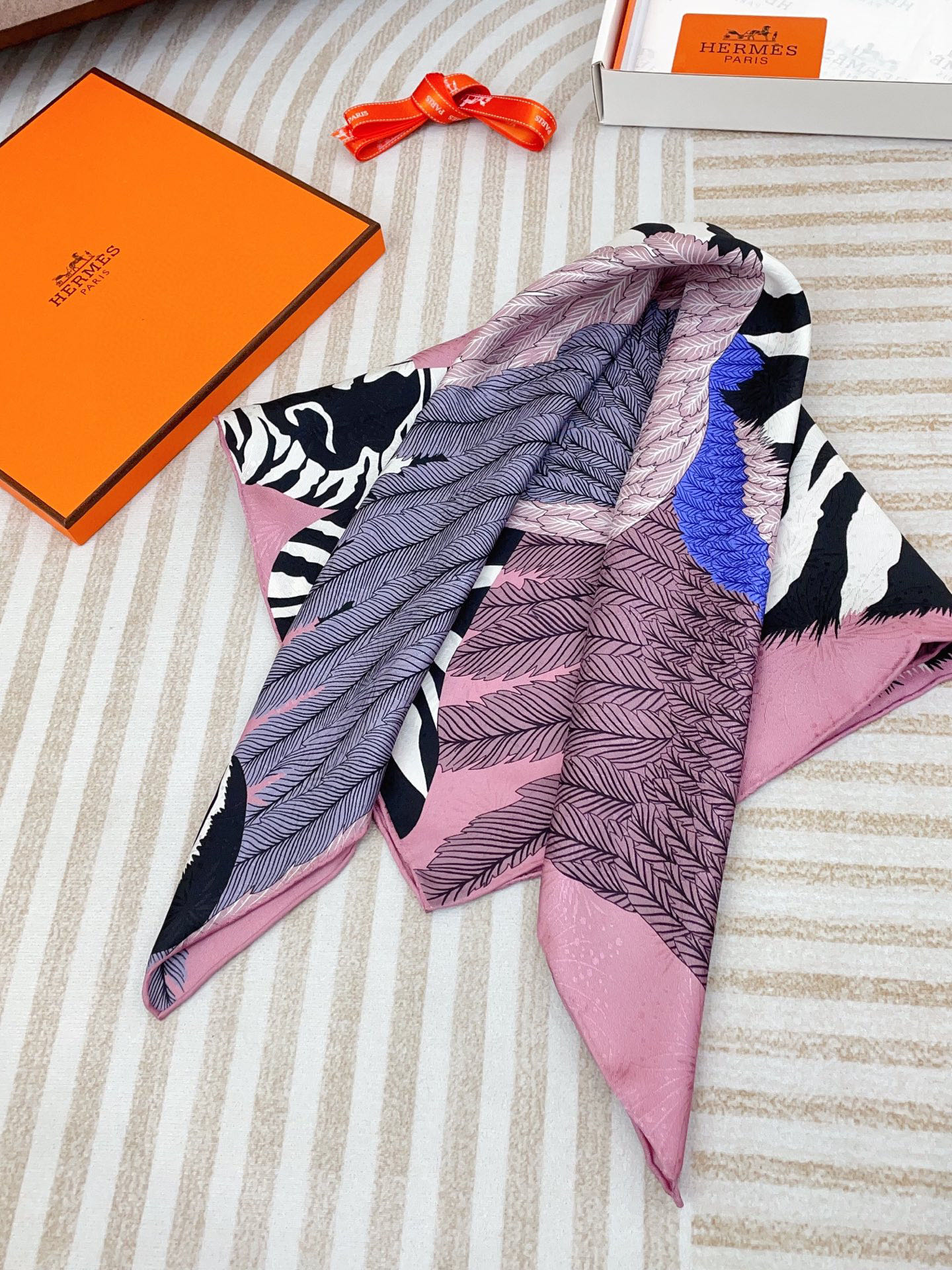 ✨✨【暗纹提花 双面同色】新品 H家【戴翼飞马小方巾】春夏真丝款 随意切换造型 ,小巧又不失优雅的款式 