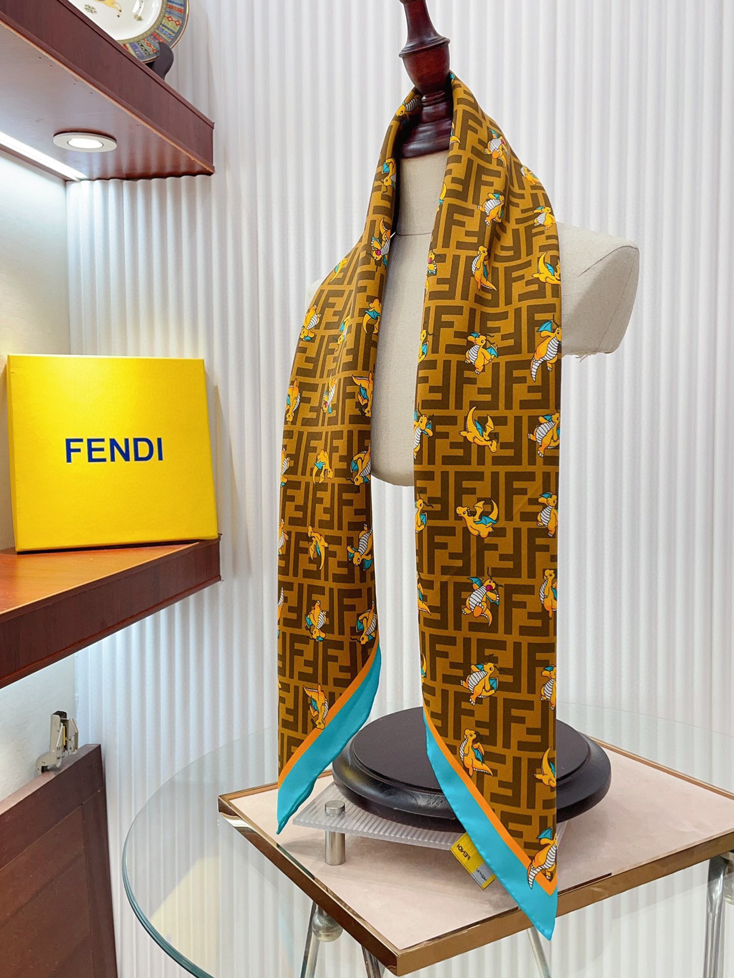  ✨✨【16姆米 单面】Fendi最新的专柜主打款【小飞龙🐲90】真丝小方巾💟 度假及日常都非常好搭配的