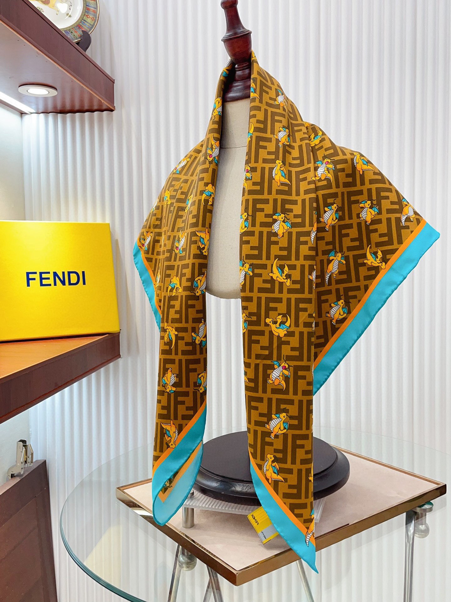  ✨✨【16姆米 单面】Fendi最新的专柜主打款【小飞龙🐲90】真丝小方巾💟 度假及日常都非常好搭配的