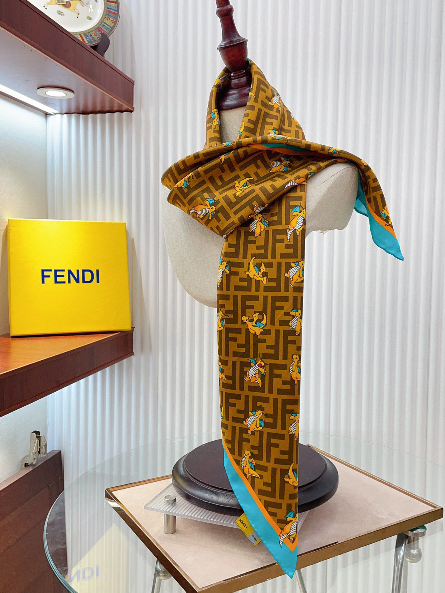  ✨✨【16姆米 单面】Fendi最新的专柜主打款【小飞龙🐲90】真丝小方巾💟 度假及日常都非常好搭配的