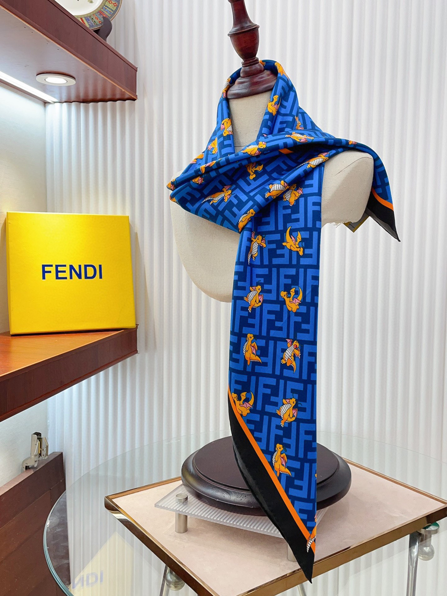  ✨✨【16姆米 单面】Fendi最新的专柜主打款【小飞龙🐲90】真丝小方巾💟 度假及日常都非常好搭配的