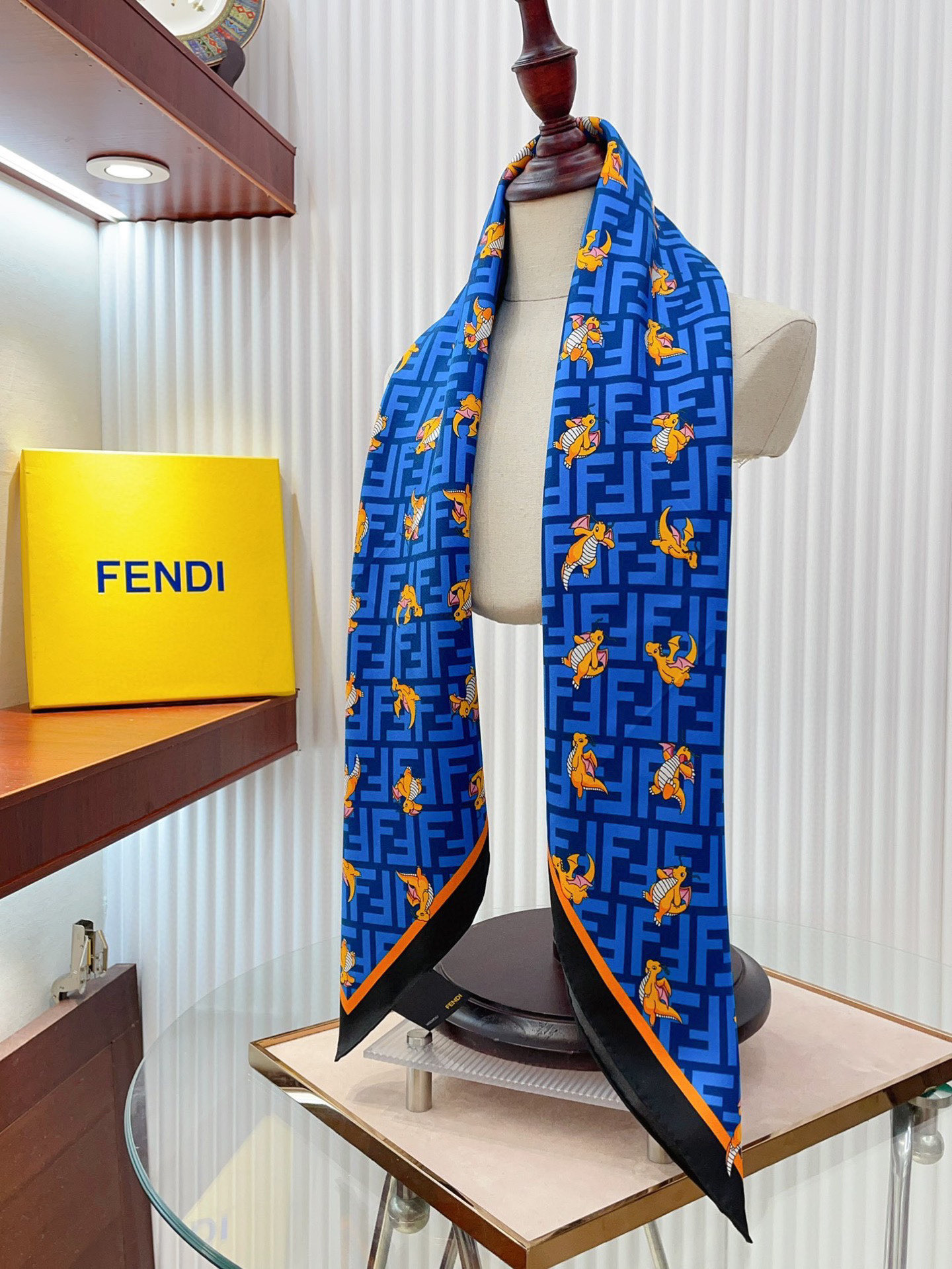  ✨✨【16姆米 单面】Fendi最新的专柜主打款【小飞龙🐲90】真丝小方巾💟 度假及日常都非常好搭配的