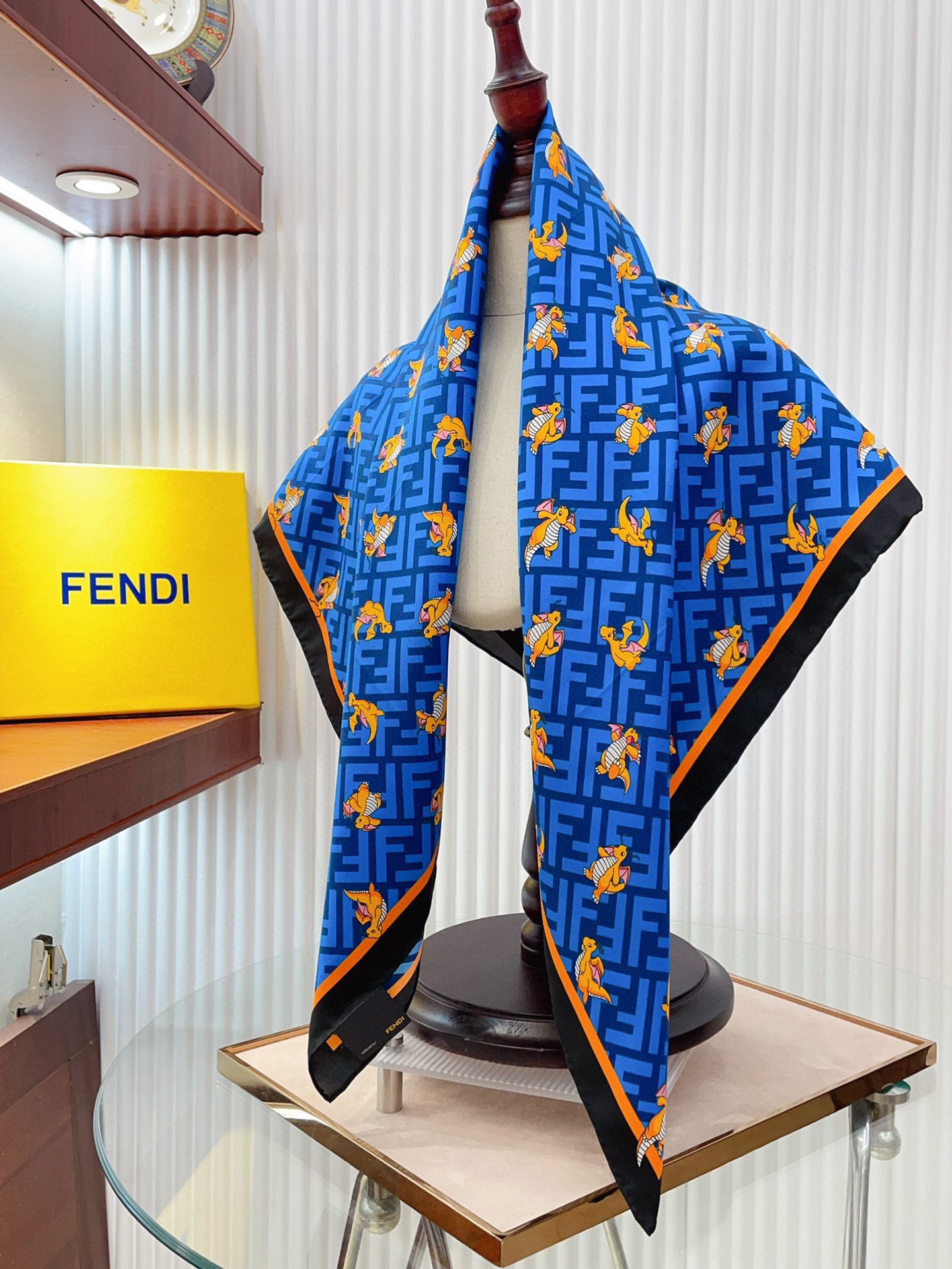  ✨✨【16姆米 单面】Fendi最新的专柜主打款【小飞龙🐲90】真丝小方巾💟 度假及日常都非常好搭配的