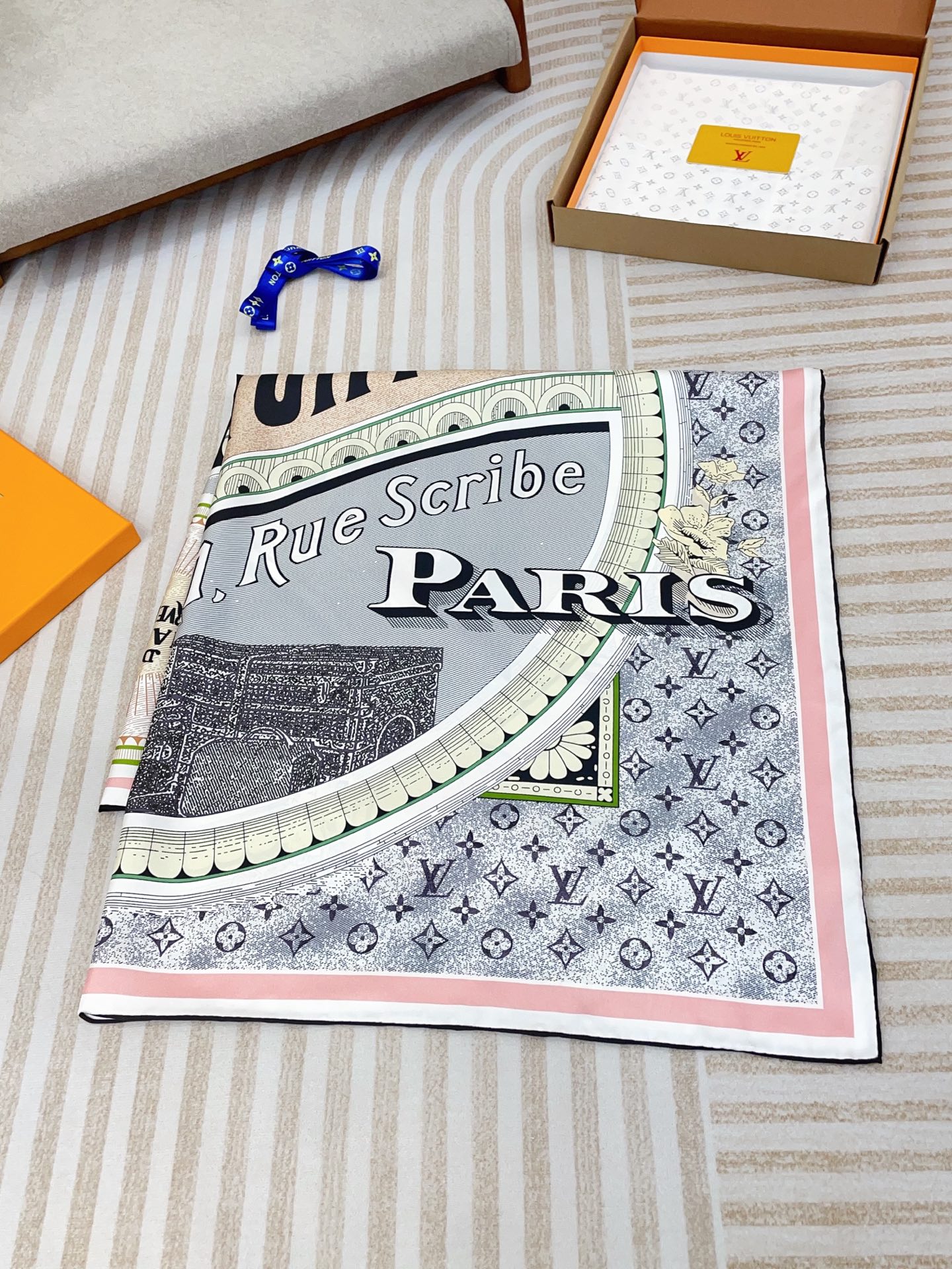 ✨✨【18 姆米 双面同色】上身效果疯狂的喜欢❗️专柜也是刚刚上架的，L*最最新款~非常有看头，L的这类