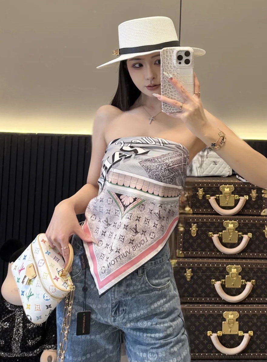 NO:542124,[18 Mmi Double-sided and same color] The upper body effect is crazy. I like the counter. The latest model is just launched on the shelves. L* is very interesting. This kind of element of L has always been the aura of a high-end woman. The combination of fashion and femininity is just right. This combination is really fashionable. Elegant and feminine are very suitable for daily matching. The touch is very good. The shiny and curly edges are made very well, and the custom-grade fabric gives the scarf a lot easier to shape. A very heavy and luxurious design, but the upper body looks unique and noble temperament!  Simple base with this scarf, simple matching gives people a very comfortable and tasteful brand feel... Recommended 90*90cm top twill silk square scarf, high-version scarf, real silk19860909【18 姆米 双面同色】上身效果疯狂的喜欢专柜也是刚刚上架的,L*最最新款~非常有看头,L的这类元素一直是高级女人的气场感,时髦和女人味融合的刚刚好这样的搭配真的是好时髦,优雅女人味非常适合日搭的配色手感,光泽感,卷边都做的非常好,定制级面料.赋予了围巾更非常容易造型.非常重磅奢华的设计,上身却别样衬得人高贵气质！简单的打底配此款围巾,简单的搭配却给人非常舒适有品味的大牌感…推荐90*90cm顶级斜纹真丝方巾高版本围巾,高版本围巾,real silk,scarf