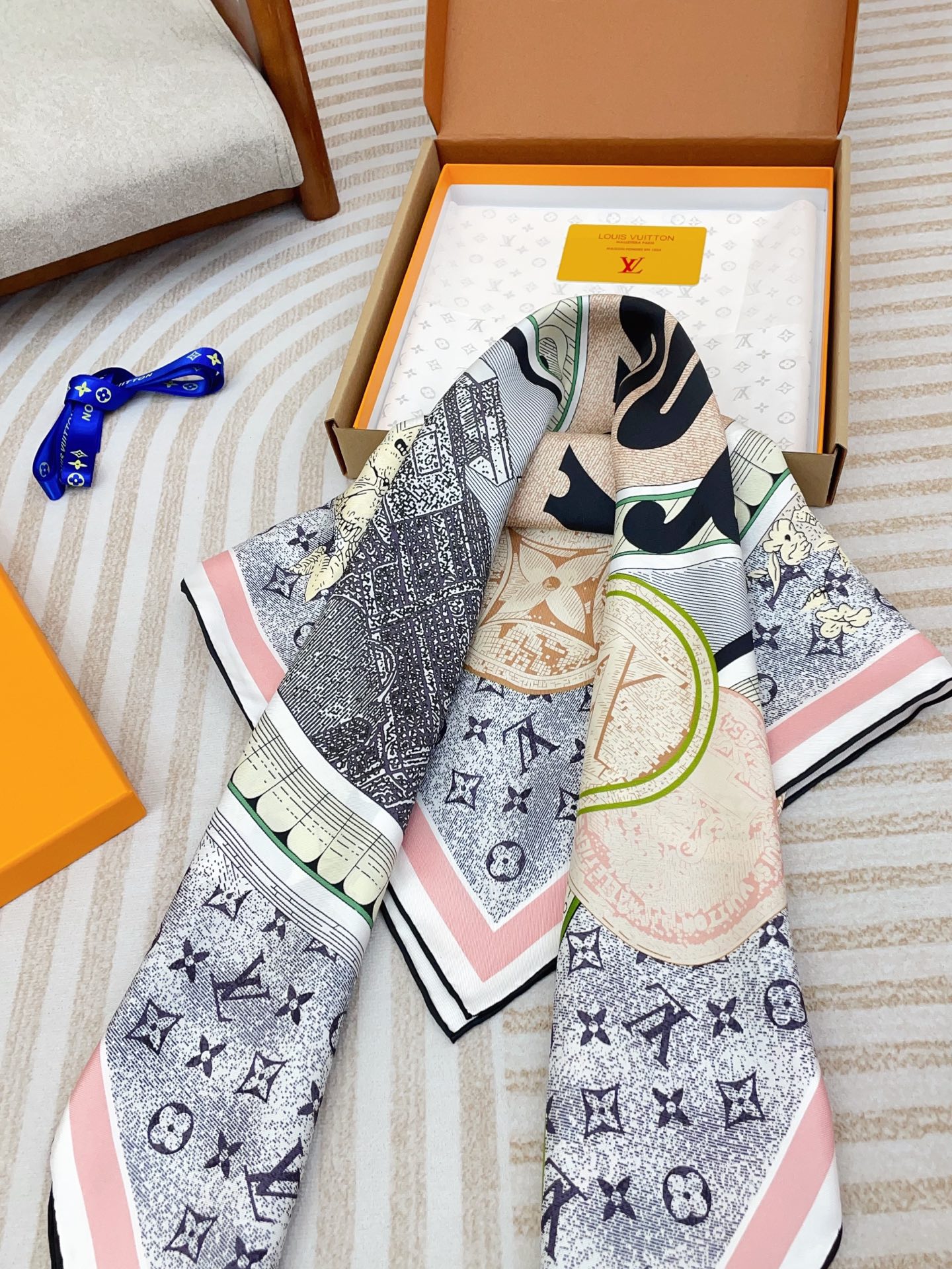 ✨✨【18 姆米 双面同色】上身效果疯狂的喜欢❗️专柜也是刚刚上架的，L*最最新款~非常有看头，L的这类