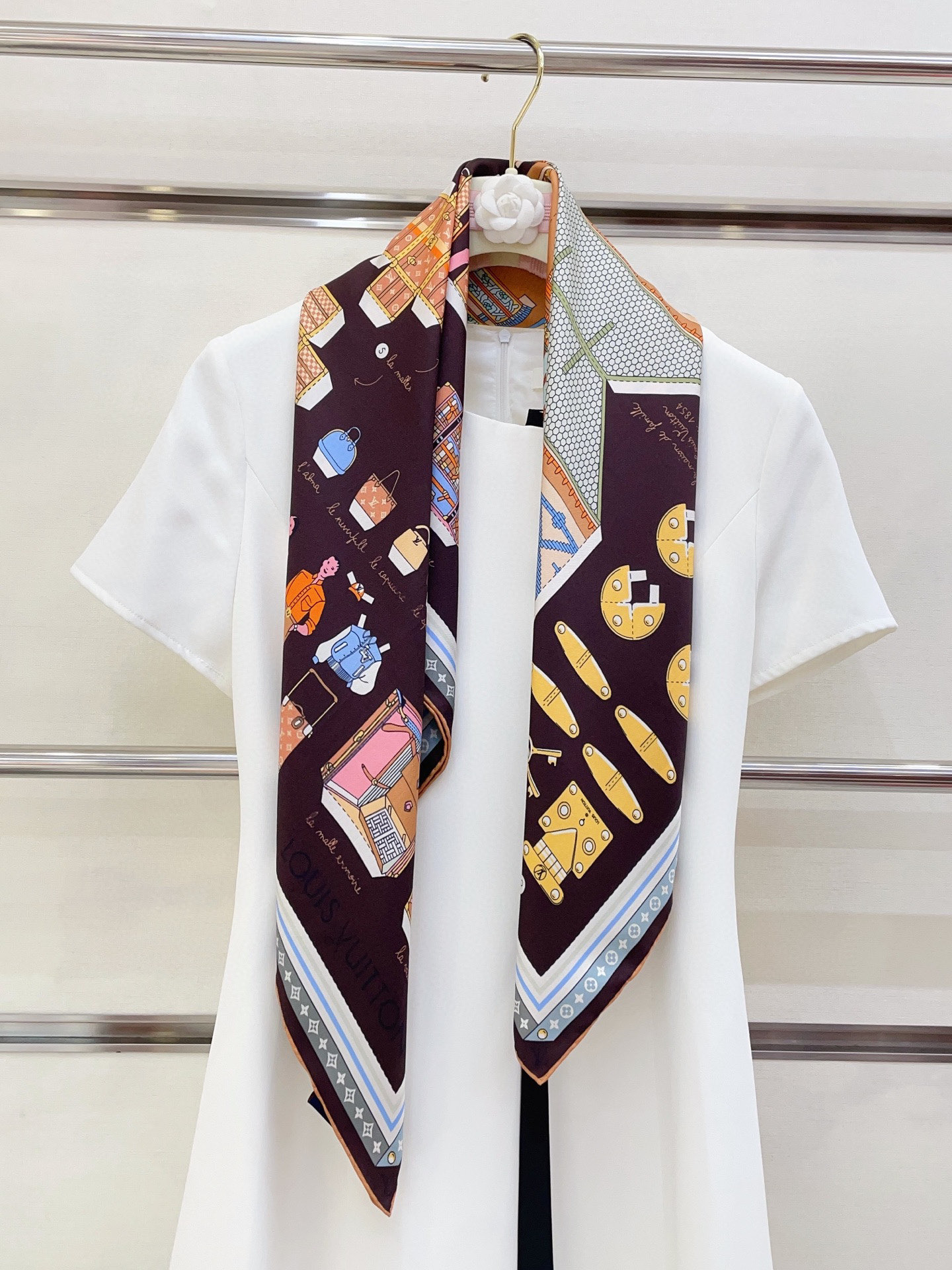 NO:337768,[18 Mmi Double-sided and same color] The upper body effect is crazy. I like the counter. It is also just launched on the shelves. L*’s latest style~ It’s very eye-catching. This kind of element of L has always been the aura of a high-end woman. The combination of fashion and femininity is just right. This combination is really fashionable. Elegant and feminine are very suitable for daily matching. The touch is made of gloss and curly edges. Custom-grade fabrics give the scarf more easy to shape. A very heavy and luxurious design, but the upper body looks unique and noble temperament!  Simple base with this scarf, simple matching gives people a very comfortable and tasteful brand feel... Recommended 90*90cm top twill silk square scarf, high-version scarf, real silk19860909【18姆米 双面同色】上身效果疯狂的喜欢专柜也是刚刚上架的,L*最最新款~非常有看头,L的这类元素一直是高级女人的气场感,时髦和女人味融合的刚刚好这样的搭配真的是好时髦,优雅女人味非常适合日搭的配色手感,光泽感,卷边都做的非常好,定制级面料.赋予了围巾更非常容易造型.非常重磅奢华的设计,上身却别样衬得人高贵气质！简单的打底配此款围巾,简单的搭配却给人非常舒适有品味的大牌感…推荐90*90cm顶级斜纹真丝方巾高版本围巾,高版本围巾,real silk,scarf