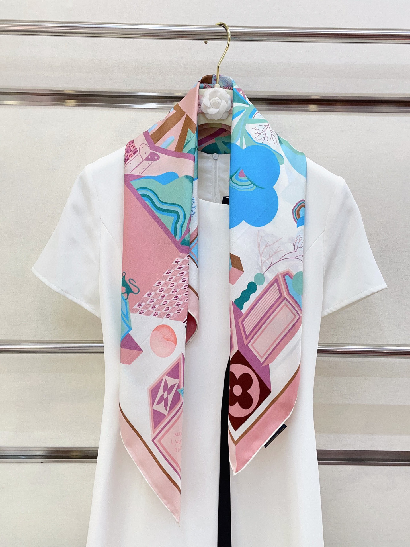 NO:337832,[18 Mmi Double-sided and same color] The upper body effect is crazy. I like the counter. The latest model is just launched on the shelves. L* is very interesting. This kind of element of L has always been the aura of a high-end woman. The combination of fashion and femininity is just right. This combination is really fashionable. Elegant and feminine are very suitable for daily matching. The shiny and curly edges are made very well, and customized fabrics give the scarf a lot easier to shape. A very heavy and luxurious design, but the upper body looks unique and noble temperament!  Simple base with this scarf, simple matching gives people a very comfortable and tasteful brand feel... Recommended 90*90cm top twill silk square scarf, high-version scarf, real silk19860909【18姆米 双面同色】上身效果疯狂的喜欢专柜也是刚刚上架的,L*最最新款~非常有看头,L的这类元素一直是高级女人的气场感,时髦和女人味融合的刚刚好这样的搭配真的是好时髦,优雅女人味非常适合日搭的配色手感,光泽感,卷边都做的非常好,定制级面料.赋予了围巾更非常容易造型.非常重磅奢华的设计,上身却别样衬得人高贵气质！简单的打底配此款围巾,简单的搭配却给人非常舒适有品味的大牌感…推荐90*90cm顶级斜纹真丝方巾高版本围巾,高版本围巾,real silk,scarf