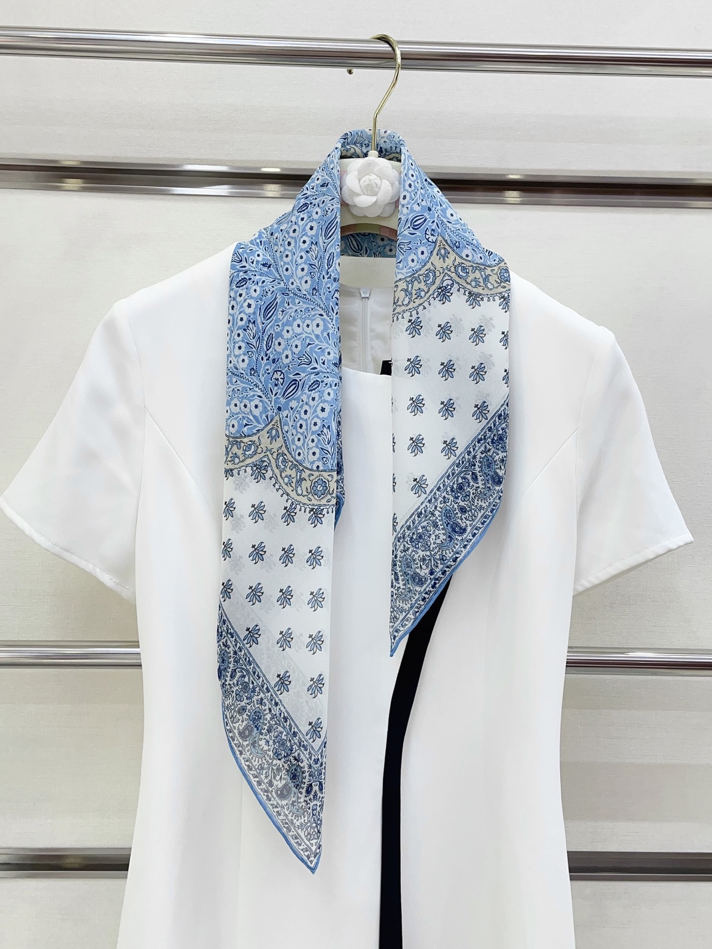 NO:337788,[Silk Geogette] New product LP [Cashmere Flower Small Square Scarf] Spring and Summer Silk Style Switch the shape at will, small and elegant style 65*65 Gold size High-end and fashionable without being too ostentatious, very design-like!  The new series released this year~ It is really beautiful with such a design!  Must-in!  The upper body effect is so high-end and elegant!  High-version scarf, high-version scarf, loro piana, real silk, gold19860909【真丝乔其纱】新品 LP【腰果花小方巾】春夏真丝款 随意切换造型 ,小巧又不失优雅的款式 65*65 黄金尺寸 高级时尚又不会过于张扬,很有设计感~气质到骨子里！今年新出的系列~真的被这样的设计美！必入！上身效果简直高级优雅气质到不行！高版本围巾,高版本围巾,loro piana,real silk,gold,scarf