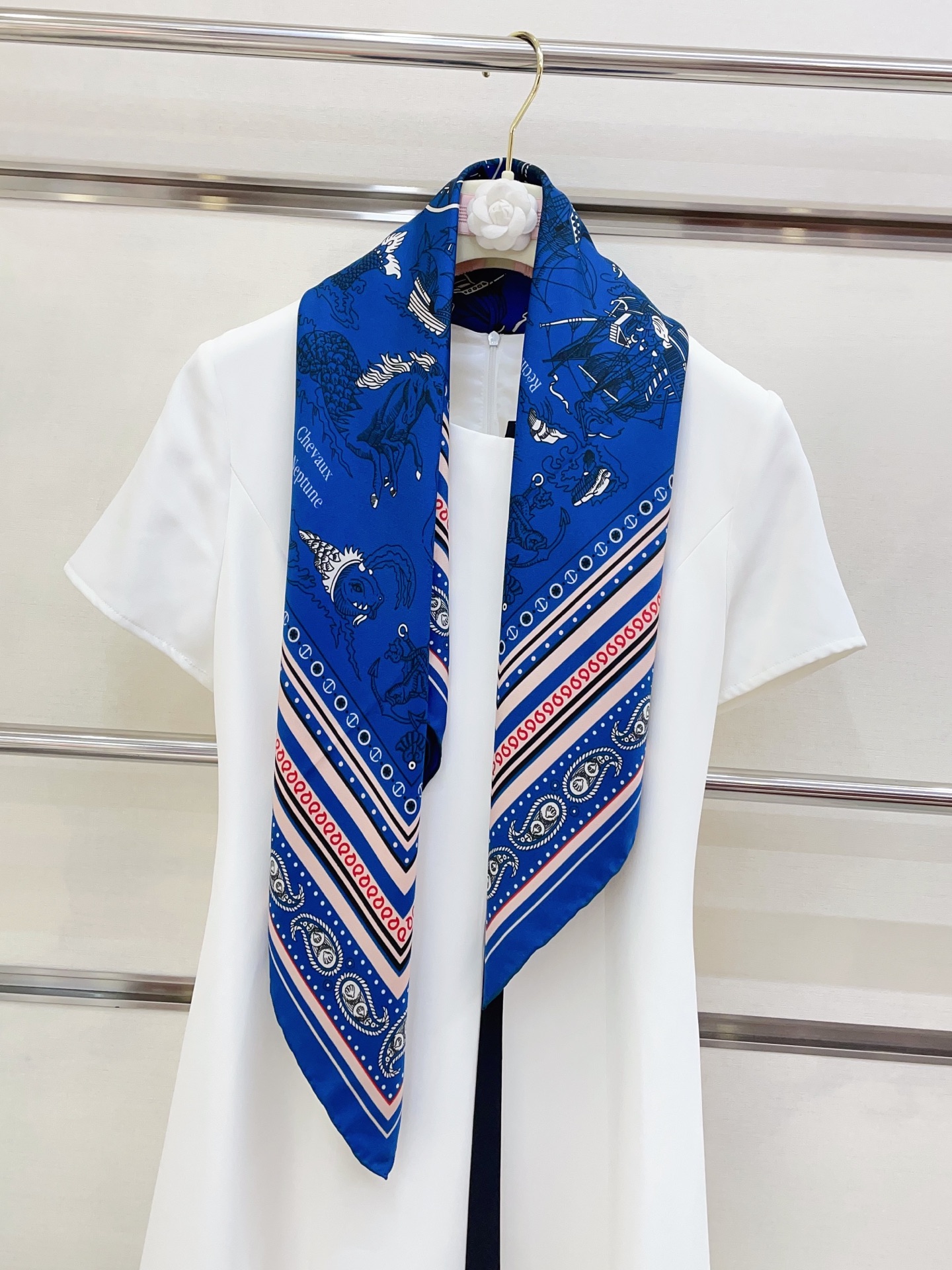 NO:338703,[16mmi single side] H**S silk new style is recommended when you buy it [Global Route 90] Silk square scarf, top-level craftsmanship and value counter hot products, three-dimensional presentation patterns and patterns, physical grades, high-end technology, high-end research and development, and special cutting-edge technology processing is loved by Bai Fumei. Whether it is quality, style, price, they scream, super high cost performance, absolutely worth buying twill silk, size 90cm*90cm high version scarf, high version scarf, real silk, real silk19860909【16姆米 单面】H**S真丝新款买了都说好看推荐【环球航线 90】真丝方巾,顶级工艺超值专柜爆款立体呈现图案纹路实物档次极高特殊工艺高端研发惊艳问世特殊尖端工艺处理受到白富美的喜欢 无论是品质 款式 价格都令大牌控的她们尖叫 超高性价比 绝对值得入手斜纹真丝,尺寸90cm*90cm高版本围巾,高版本围巾,real silk,scarf