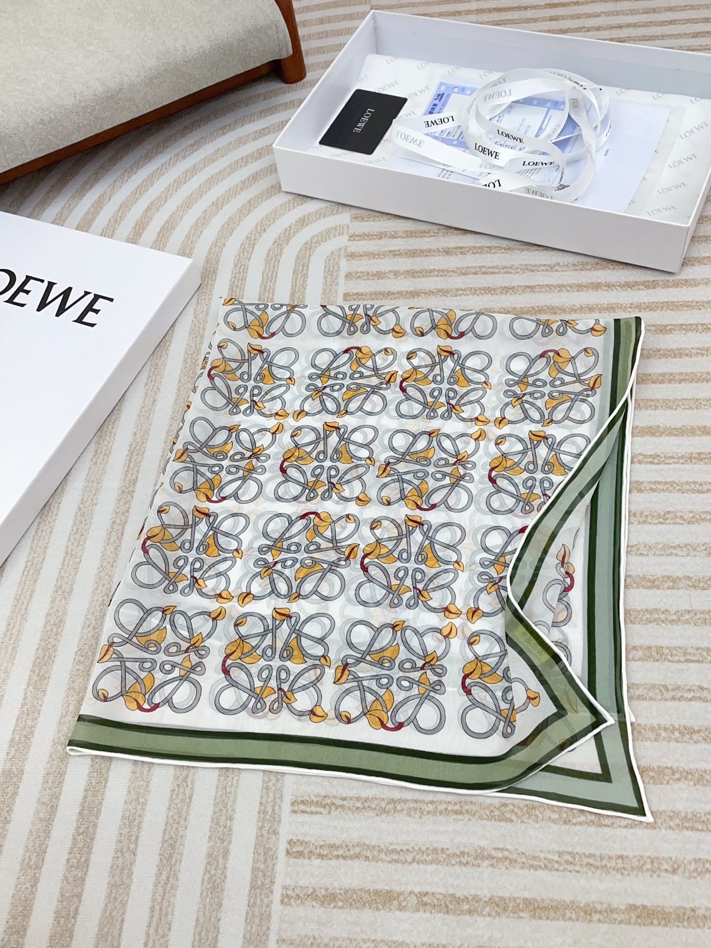 ✨✨【真丝乔其纱】新品 LOE【碎花小方巾】春夏真丝款 随意切换造型 ,小巧又不失优雅的款式 65*65
