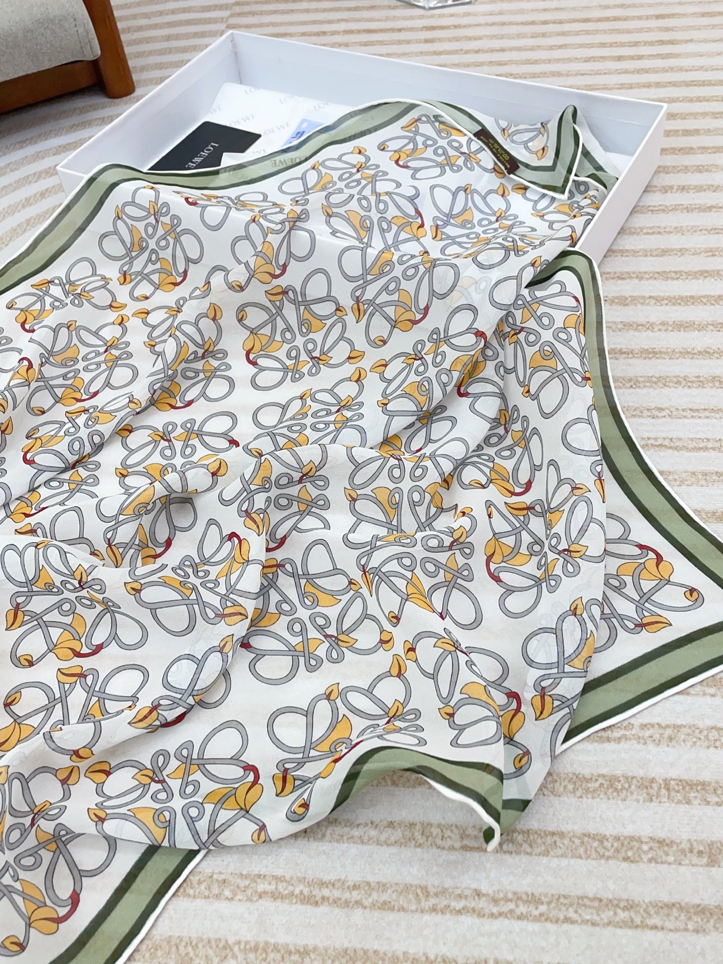 ✨✨【真丝乔其纱】新品 LOE【碎花小方巾】春夏真丝款 随意切换造型 ,小巧又不失优雅的款式 65*65