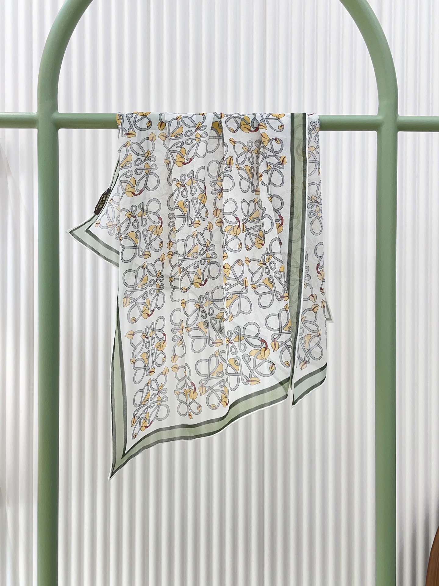 ✨✨【真丝乔其纱】新品 LOE【碎花小方巾】春夏真丝款 随意切换造型 ,小巧又不失优雅的款式 65*65