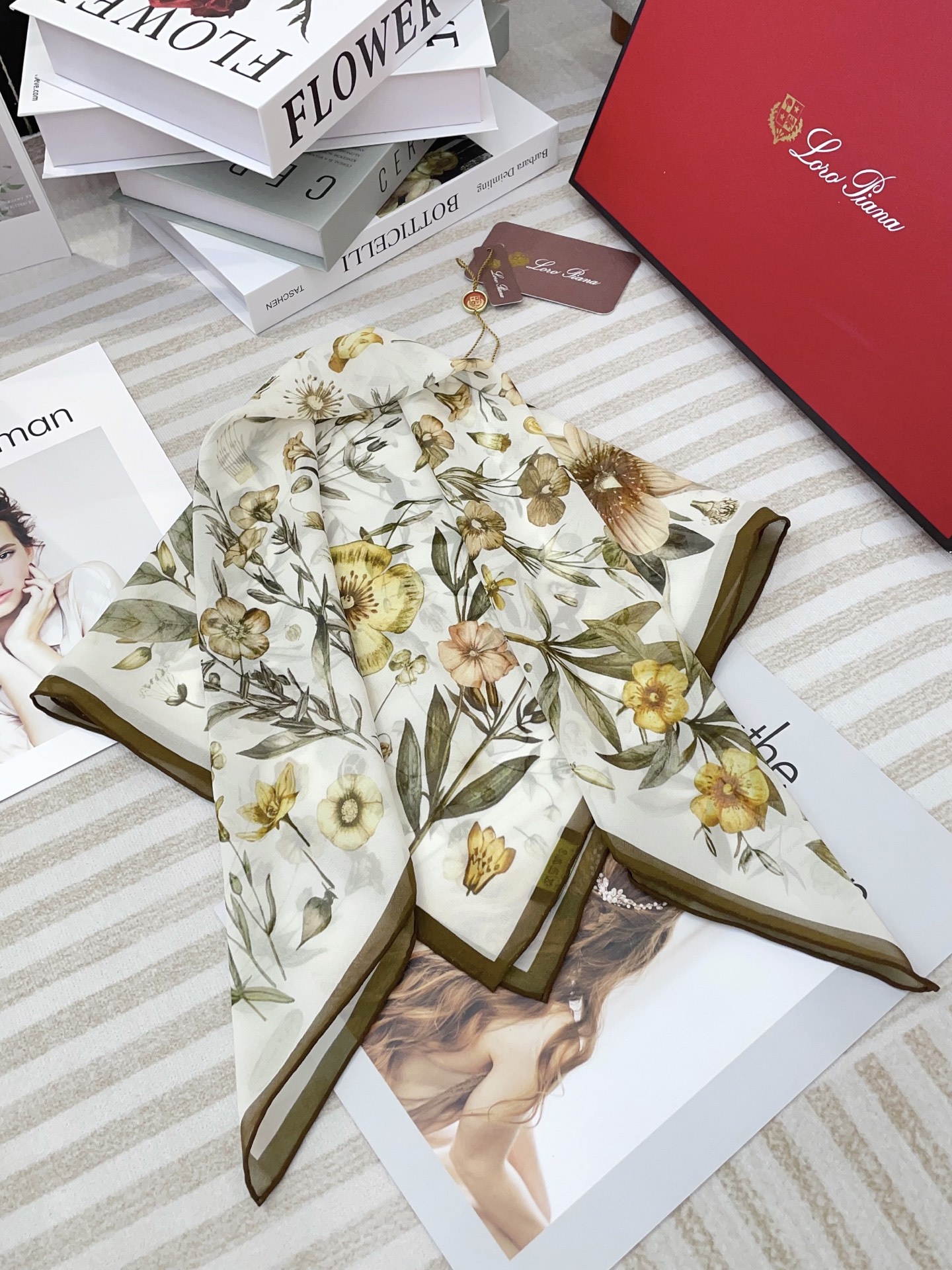 ✨✨【真丝乔其纱】新品 LP【碎花小方巾】春夏真丝款 随意切换造型 ,小巧又不失优雅的款式 65*65 