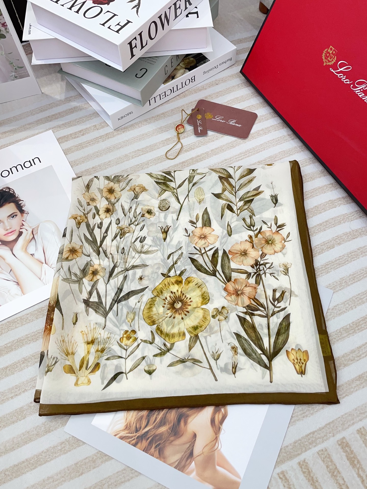 ✨✨【真丝乔其纱】新品 LP【碎花小方巾】春夏真丝款 随意切换造型 ,小巧又不失优雅的款式 65*65 
