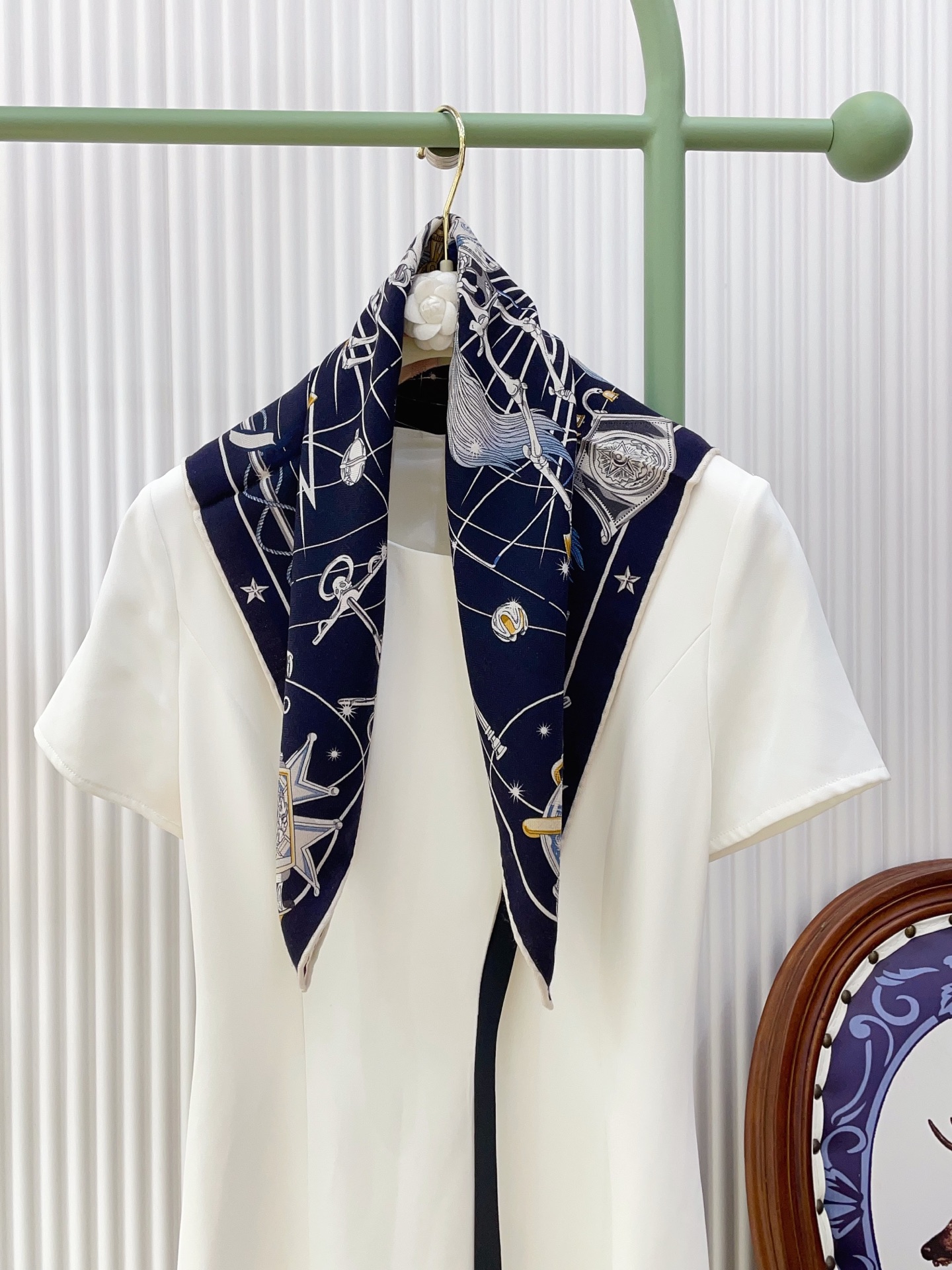 ✨✨【丝毛款 双面异色】新品 H家【小方巾】春夏真丝款 随意切换造型 ,小巧又不失优雅的款式 65*65