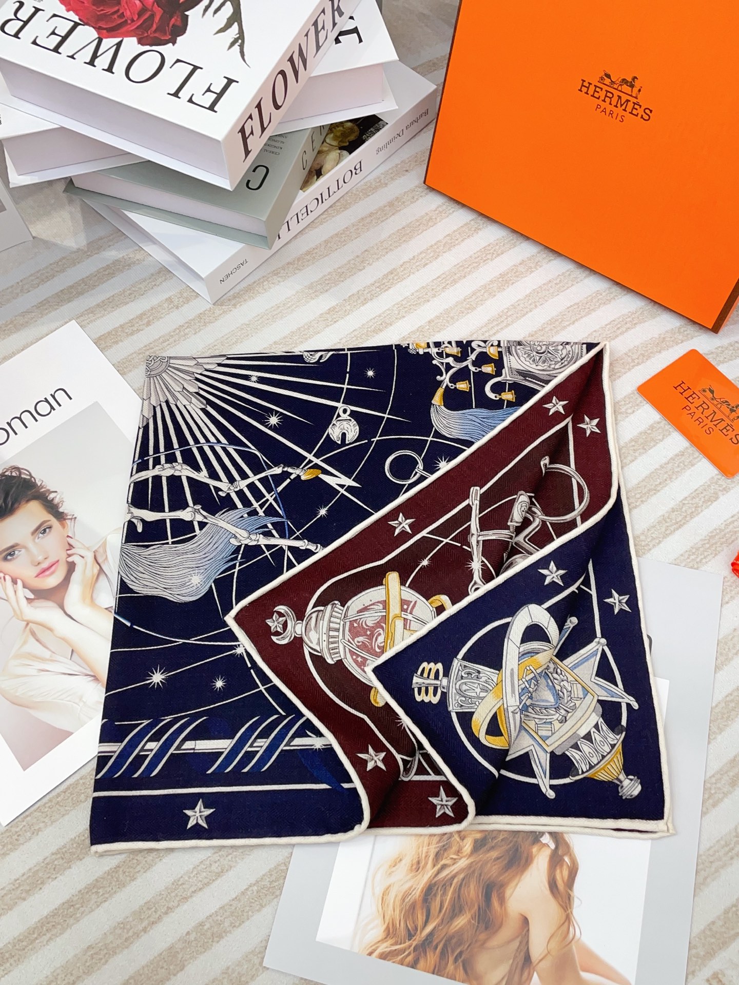 ✨✨【丝毛款 双面异色】新品 H家【小方巾】春夏真丝款 随意切换造型 ,小巧又不失优雅的款式 65*65