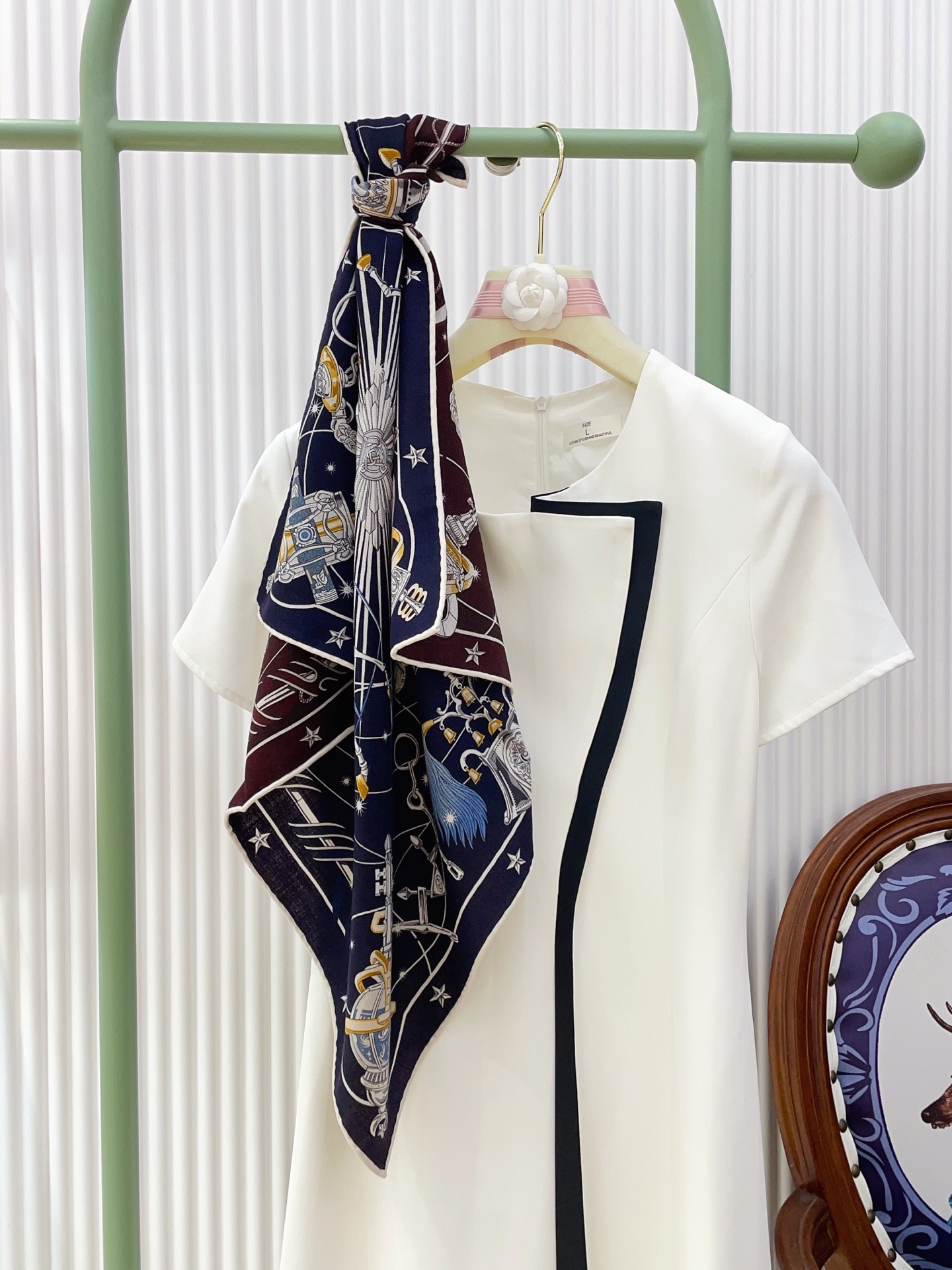 ✨✨【丝毛款 双面异色】新品 H家【小方巾】春夏真丝款 随意切换造型 ,小巧又不失优雅的款式 65*65