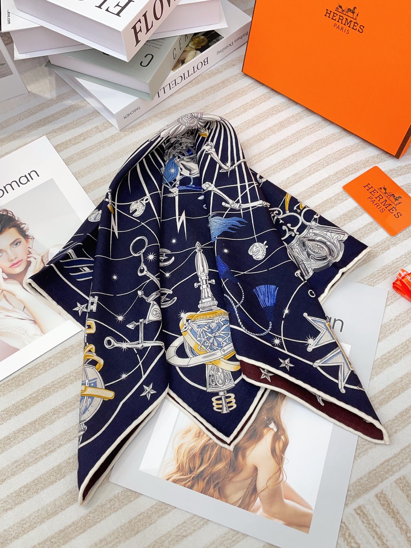 ✨✨【丝毛款 双面异色】新品 H家【小方巾】春夏真丝款 随意切换造型 ,小巧又不失优雅的款式 65*65