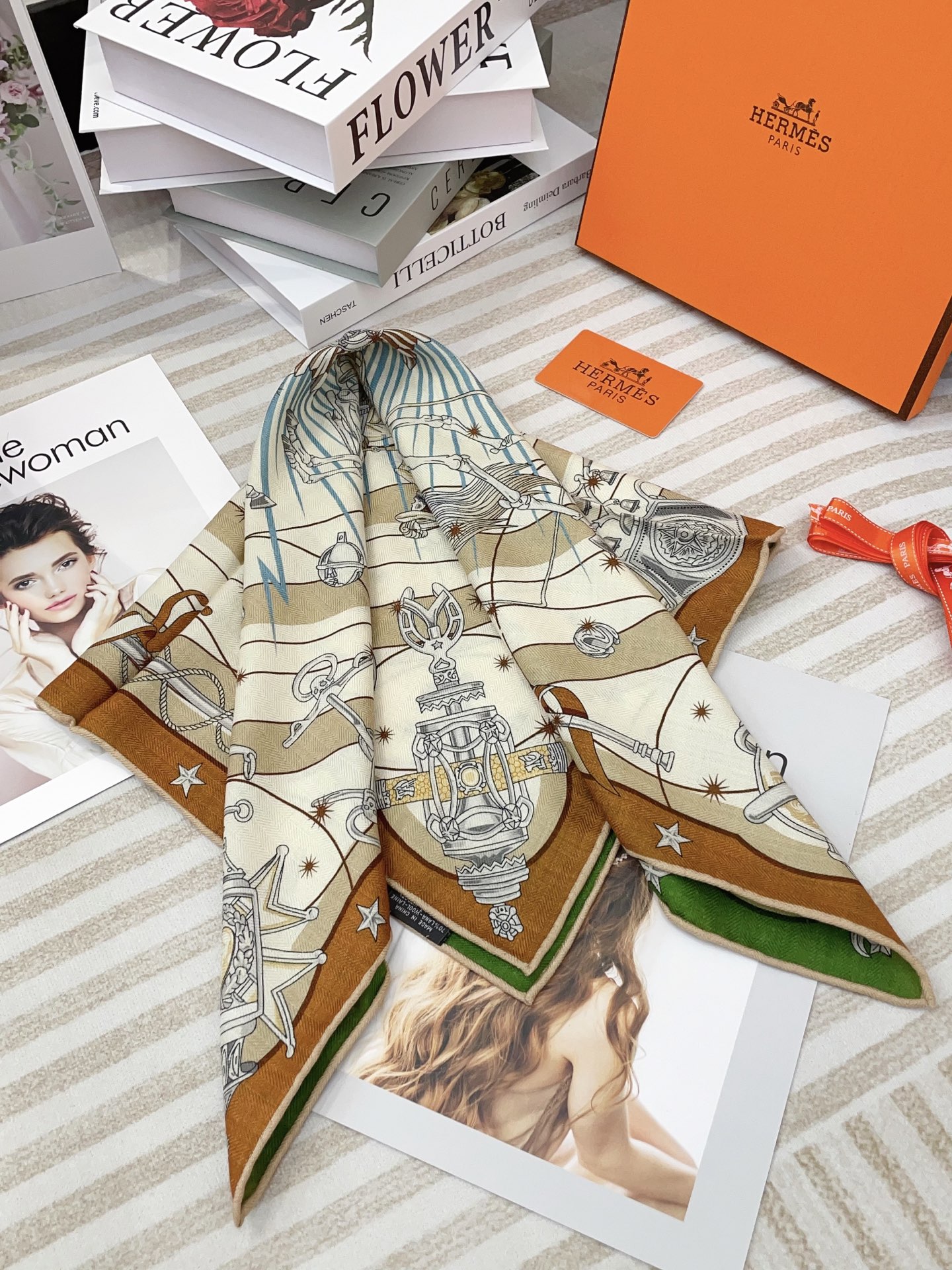 ✨✨【丝毛款 双面异色】新品 H家【小方巾】春夏真丝款 随意切换造型 ,小巧又不失优雅的款式 65*65